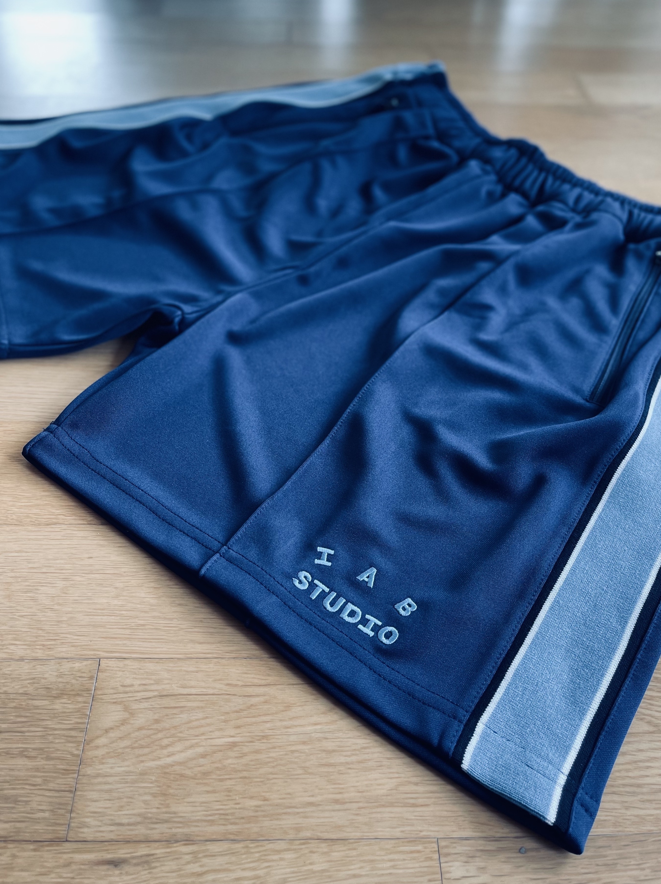IAB Studio Track Shorts Navy - 21SS 착용 스타일