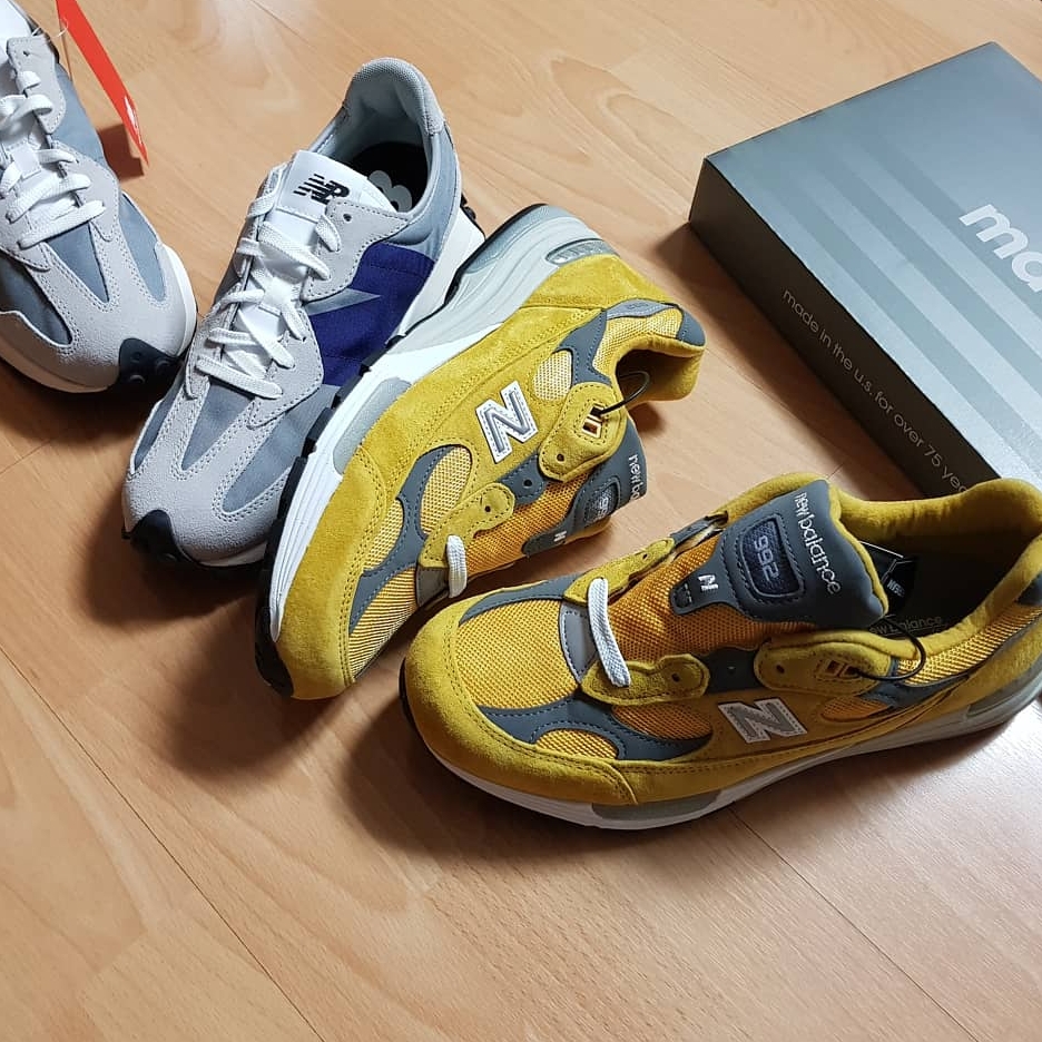 New Balance 992 Made in USA Gold Cream, New Balance 327 Grey Purple 착용 스타일 - 3