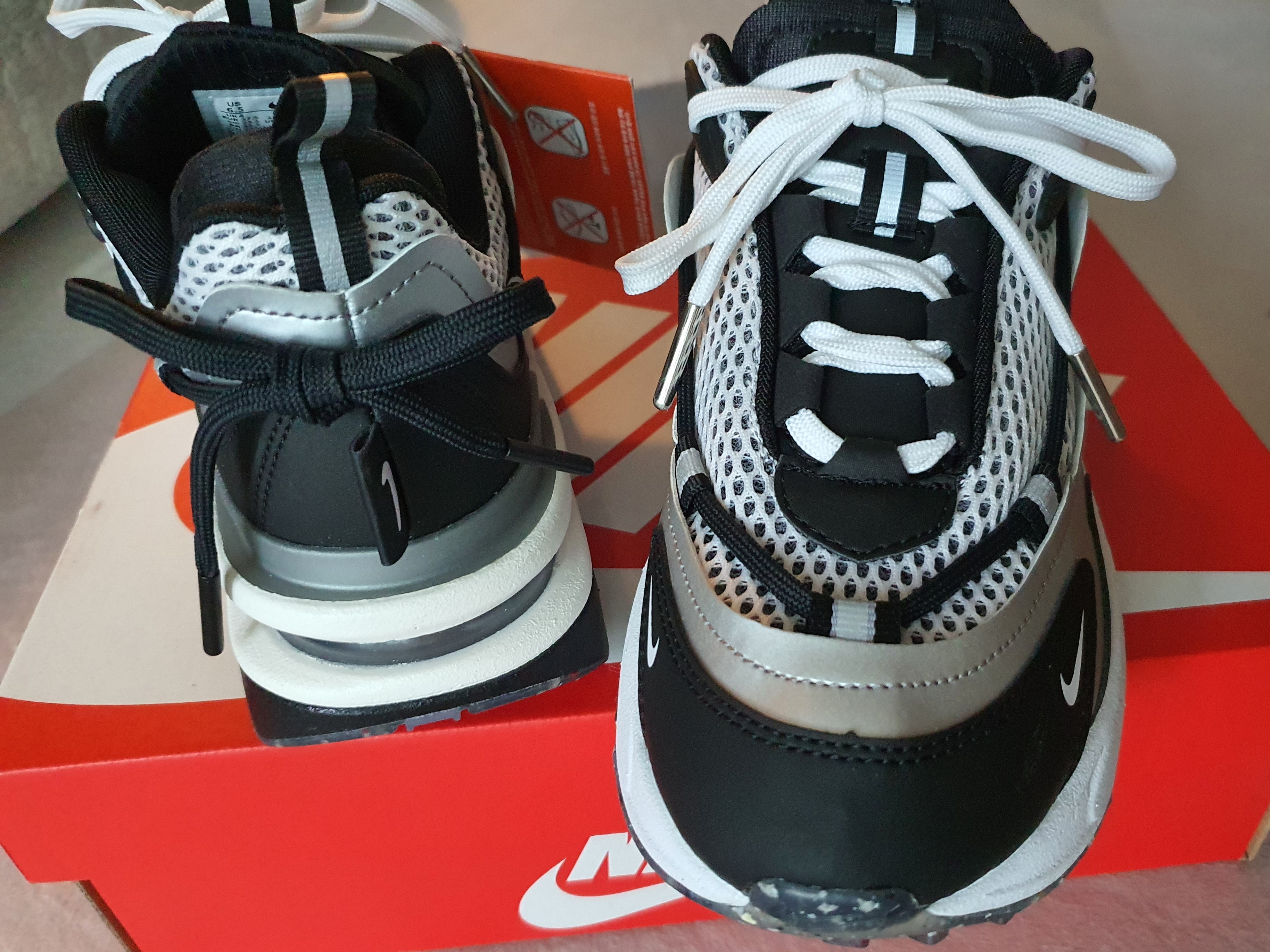 (W) Nike Air Max Furyosa Silver and Black 착용 스타일 - 2