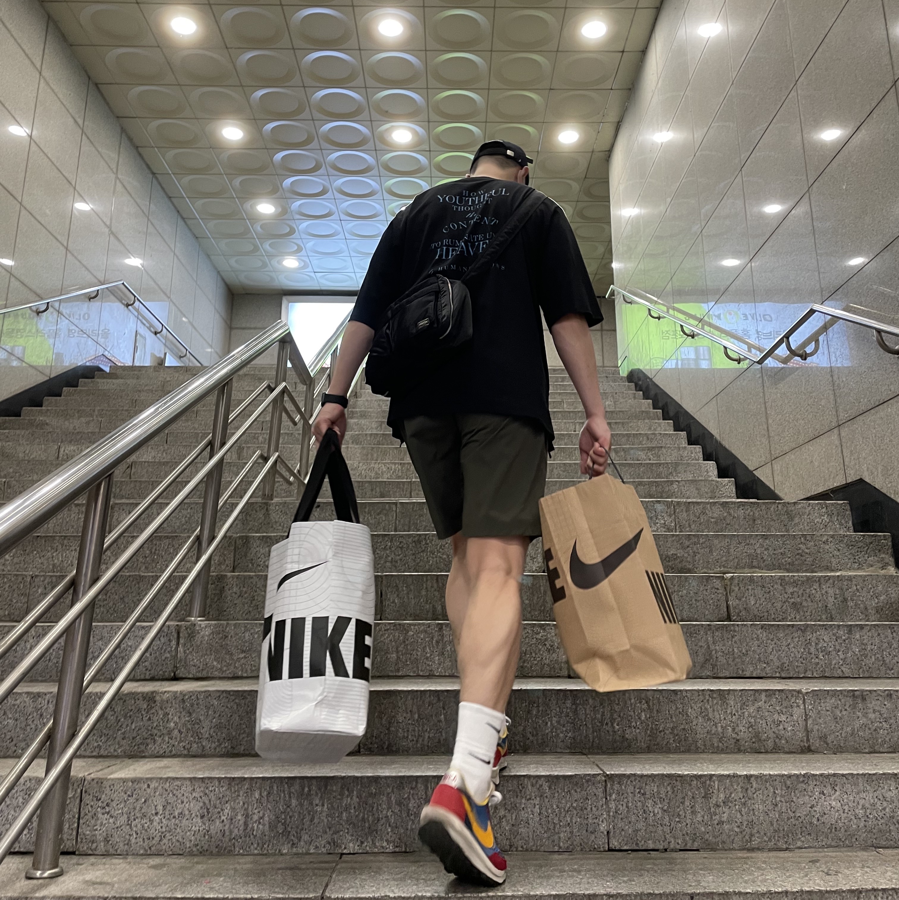 Nike x Sacai LDWaffle Blue Multi, Nike x Matthew M Williams NRG Socks White 착용 스타일