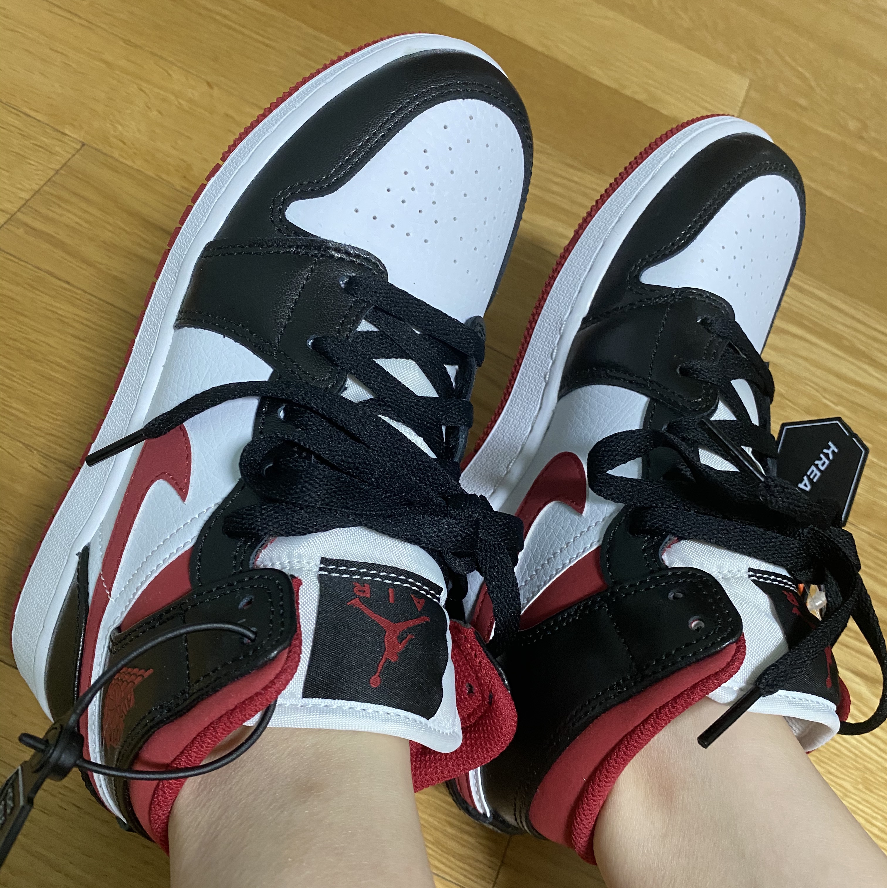 (GS) Jordan 1 Mid Gym Red Black White 착용 스타일