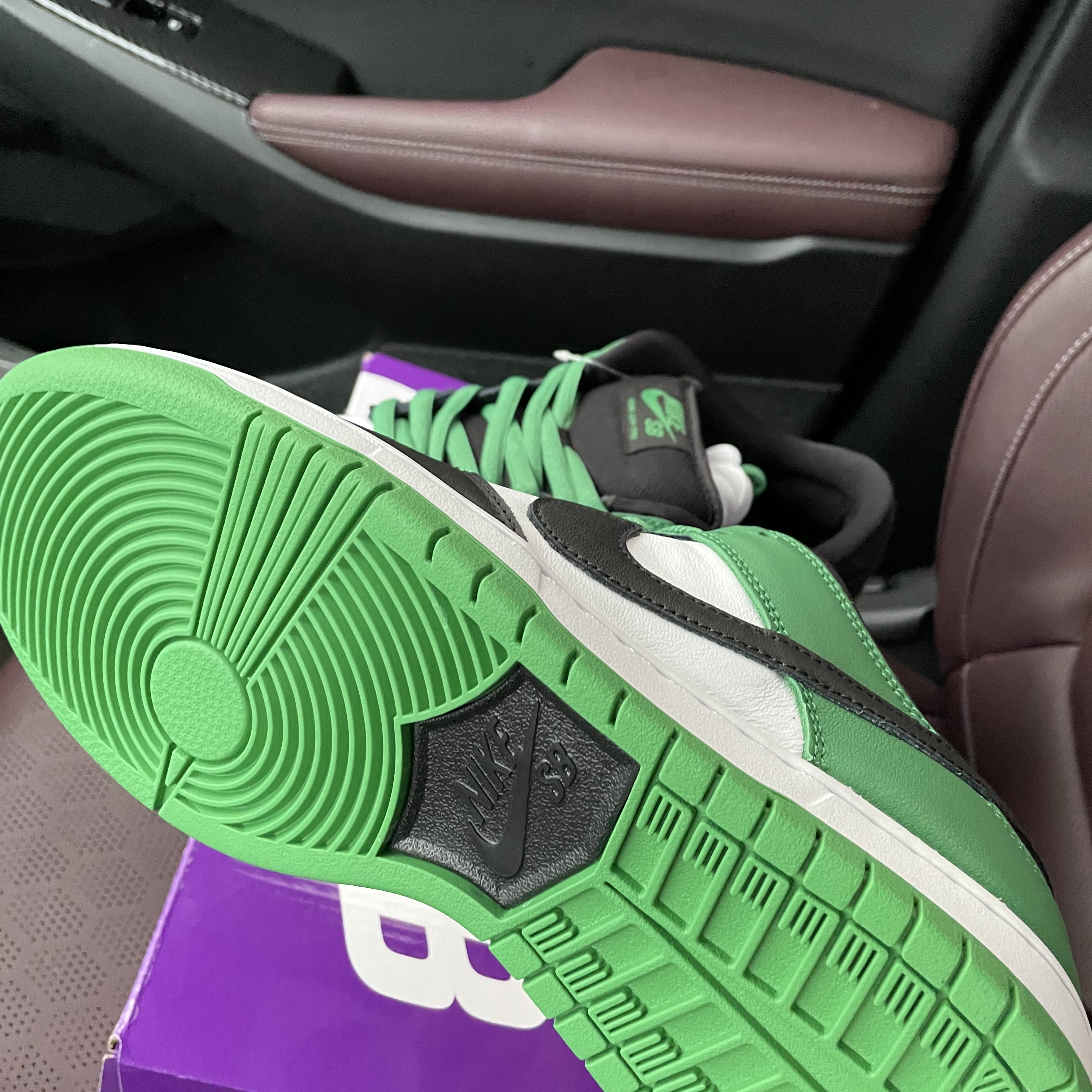 Nike SB Dunk Low Pro Black and Classic Green 착용 스타일 - 2