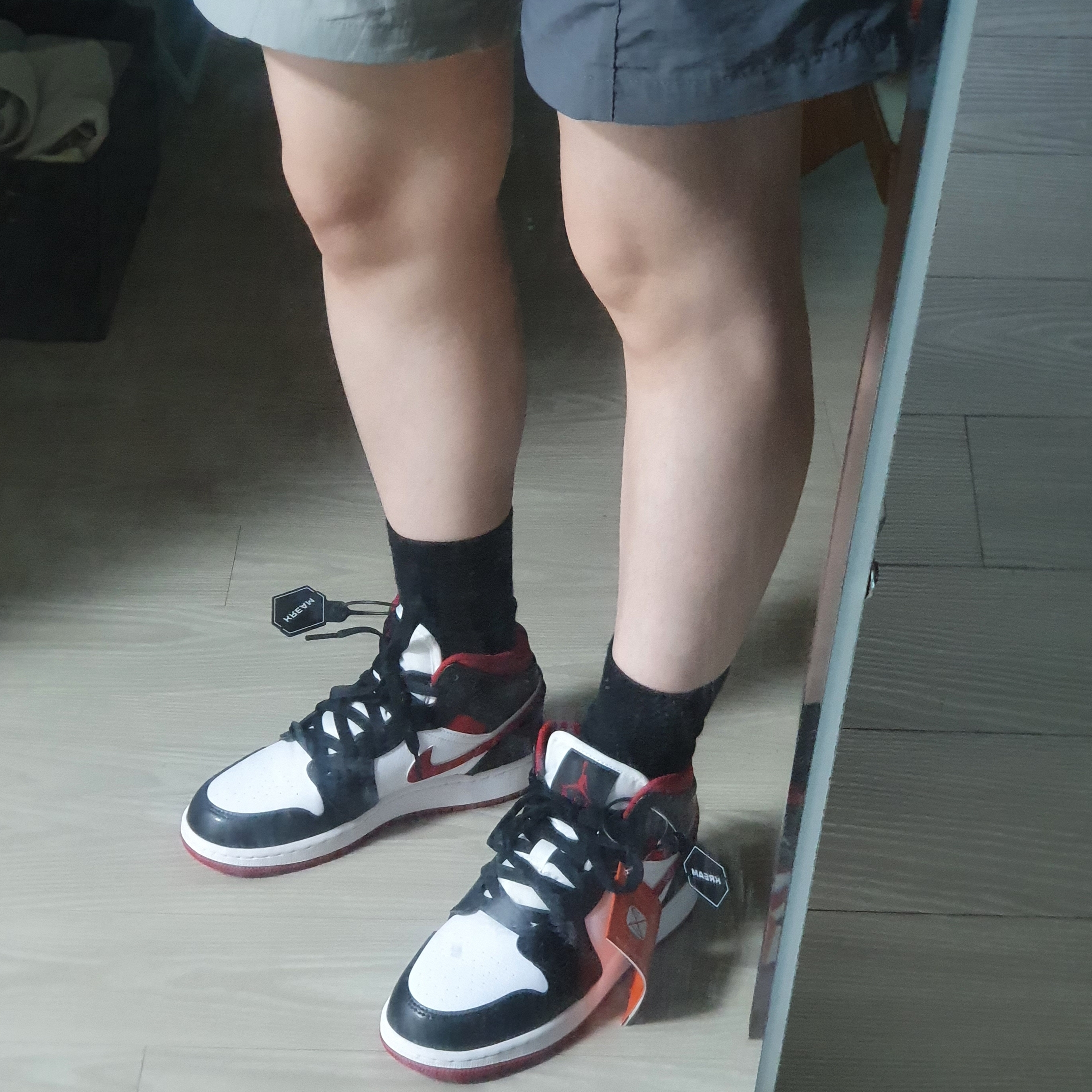 (GS) Jordan 1 Mid Gym Red Black White 착용 스타일 - 1