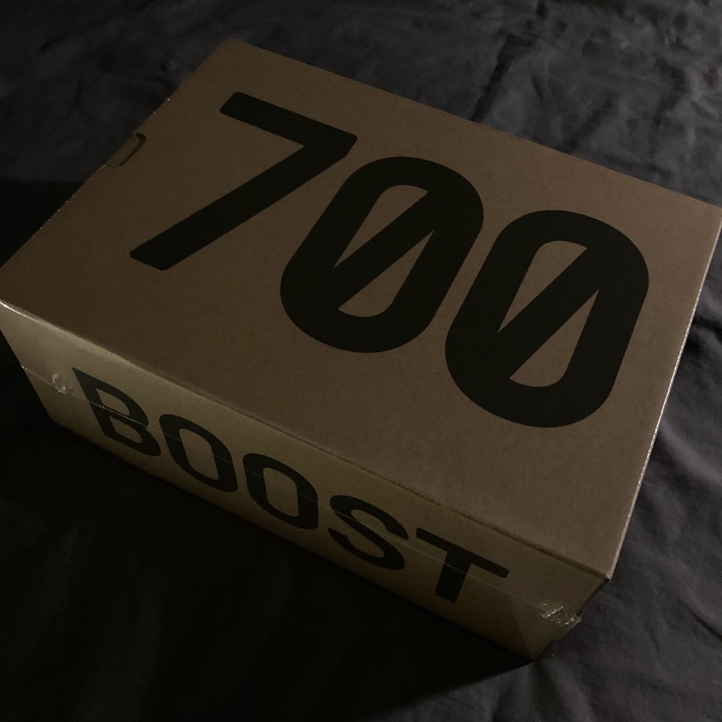Adidas Yeezy Boost 700 V2 Cream 착용 스타일 - 1