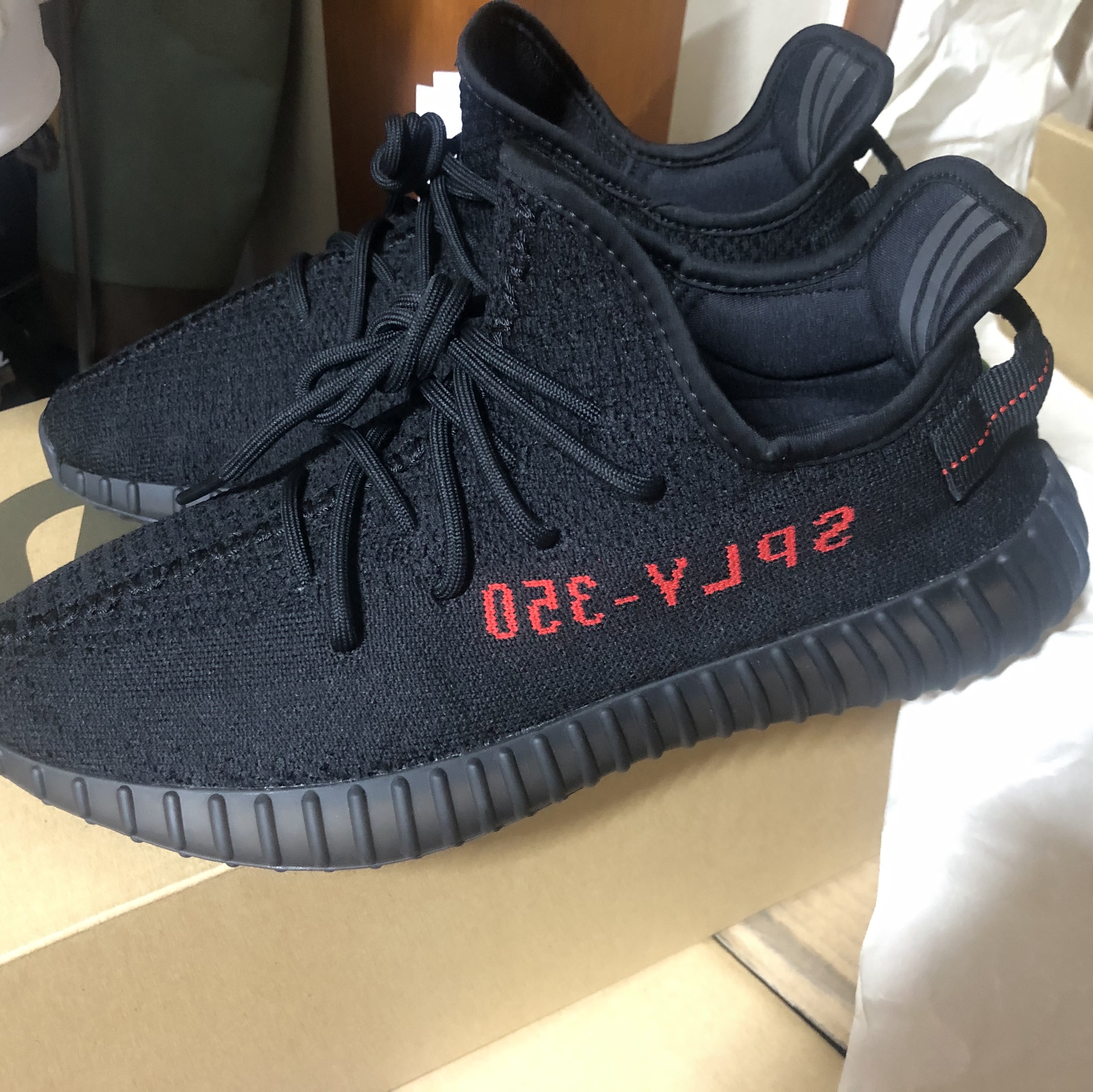 Adidas Yeezy Boost 350 V2 Black Red 2020 착용 스타일