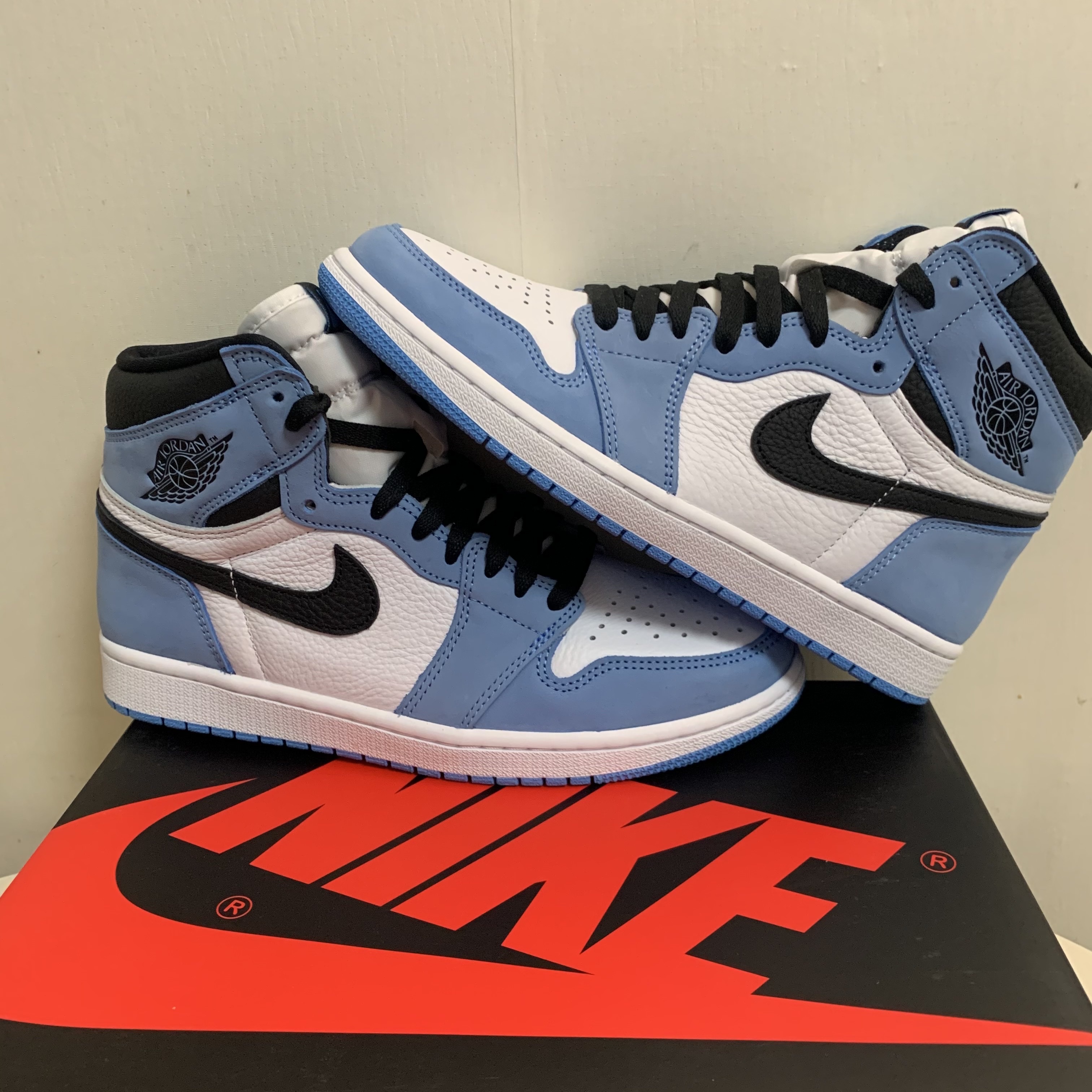 Jordan 1 Retro High OG University Blue 착용 스타일 - 1