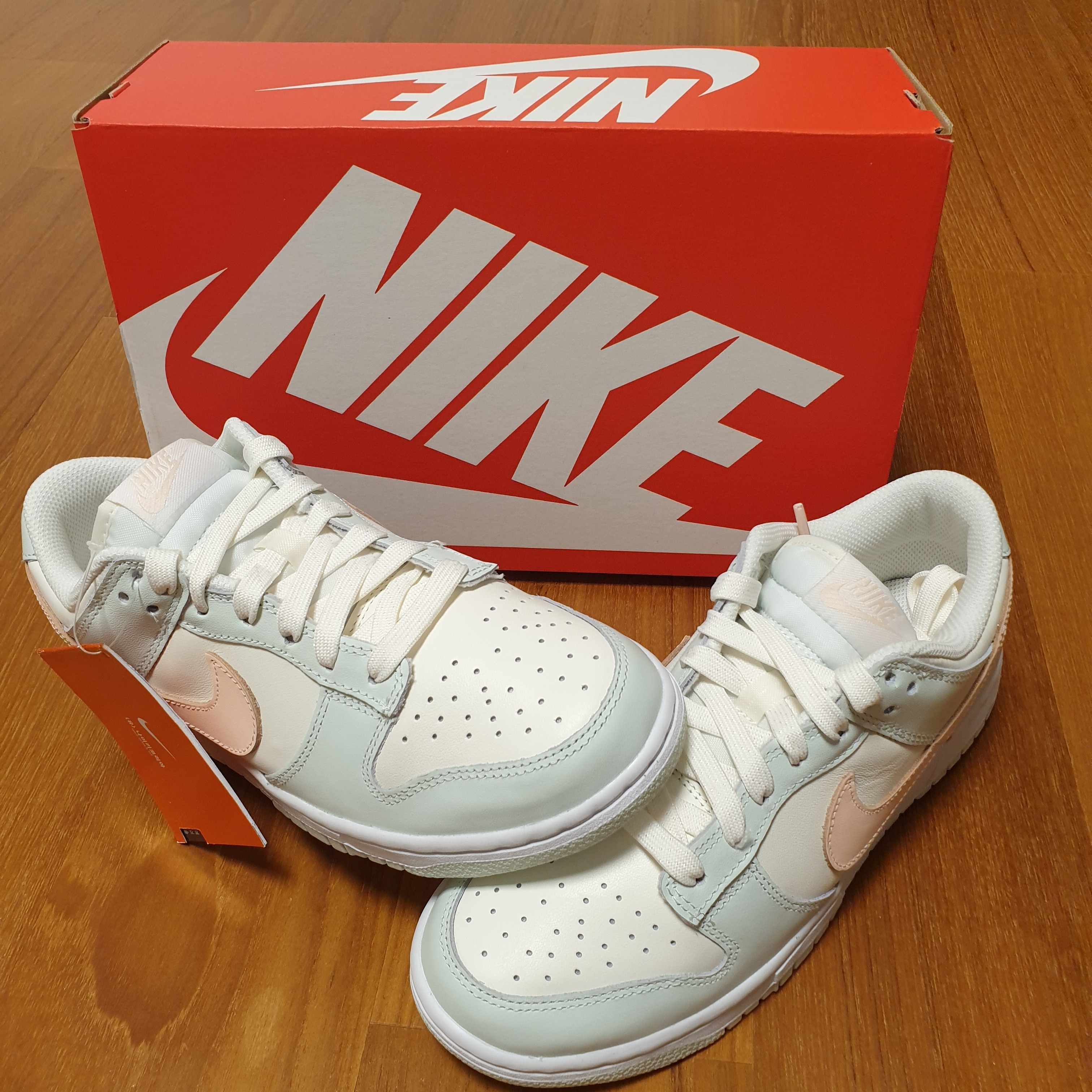 (W) Nike Dunk Low Barely Green 착용 스타일 - 2