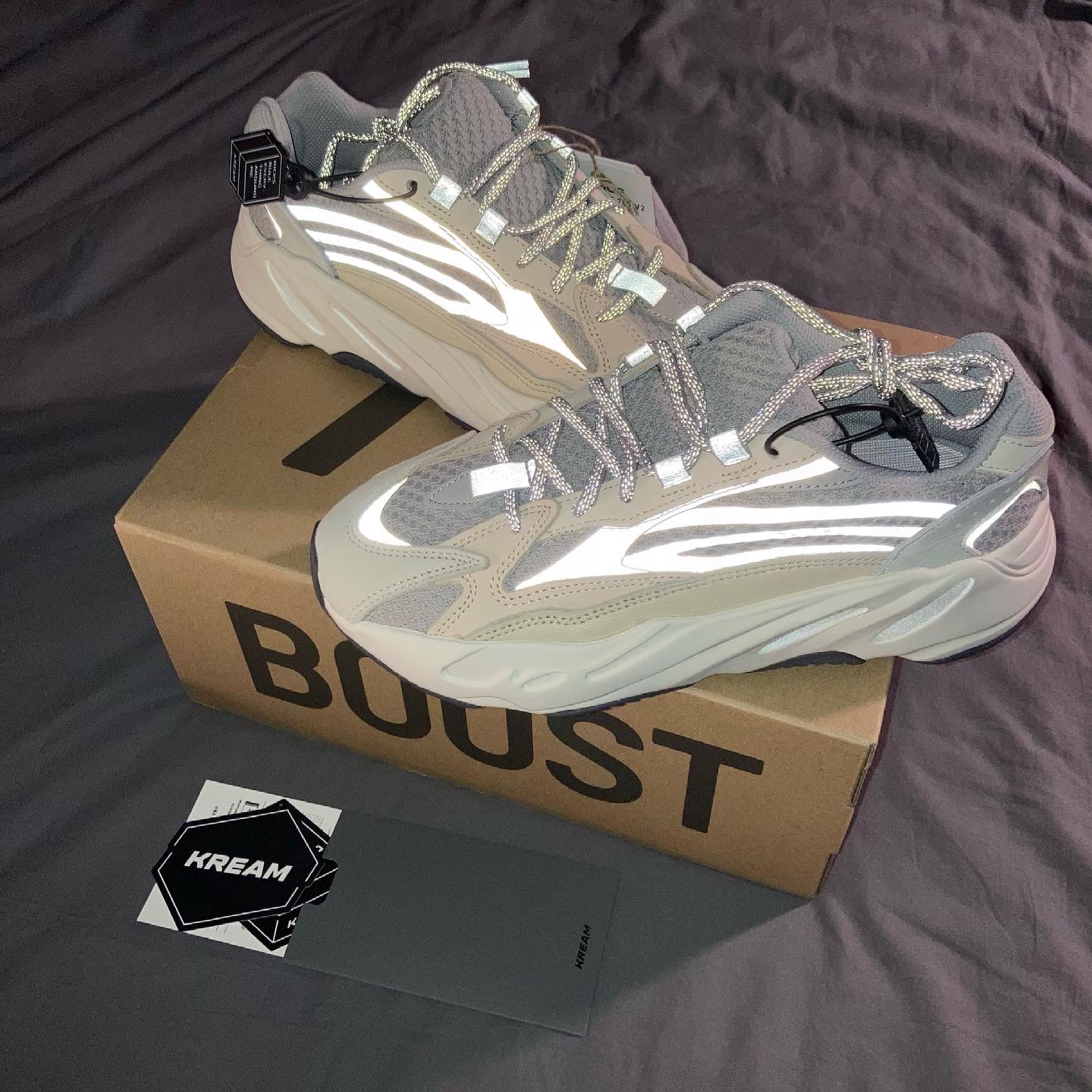 Adidas Yeezy Boost 700 V2 Cream 착용 스타일 - 3