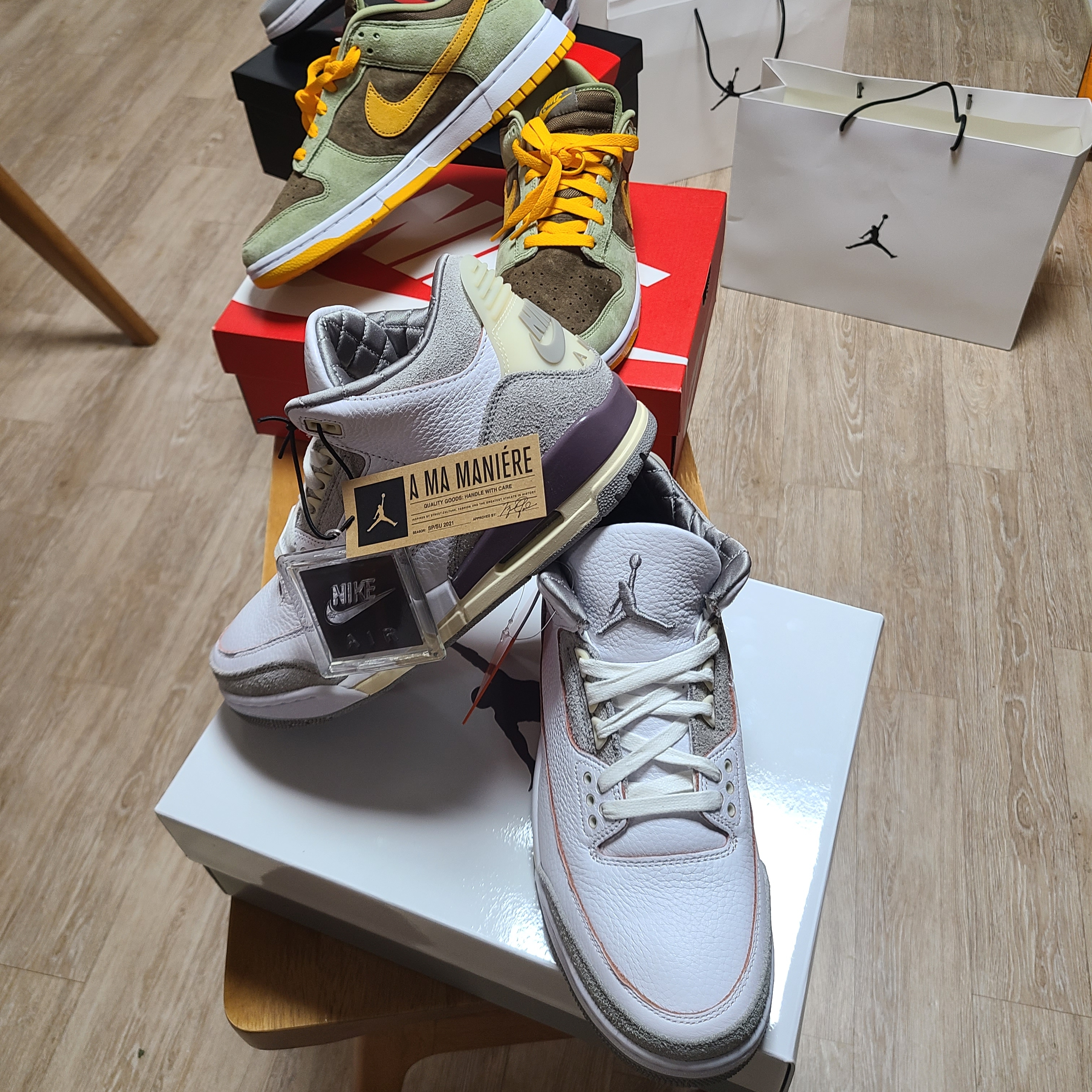 Nike Dunk Low SE Dusty Olive, (W) Jordan 3 x A Ma Maniere Retro SP 착용 스타일