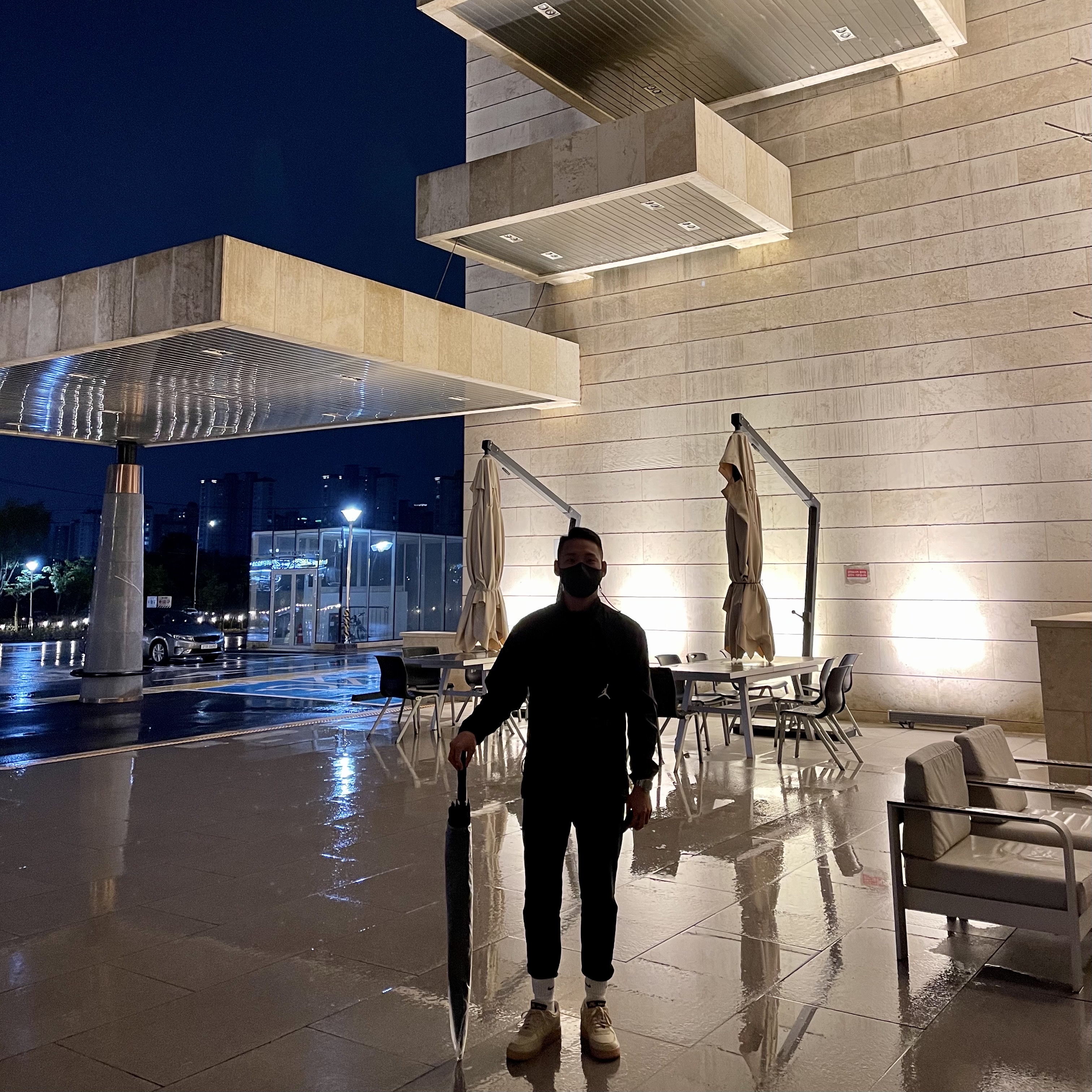 Nike Air Force 1 Low Gore-Tex Team Gold Khaki 착용 스타일 - 1