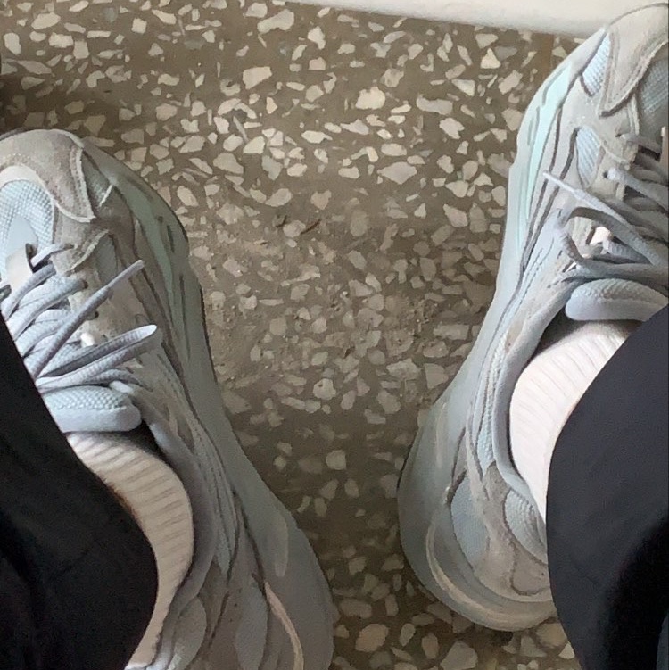 Adidas Yeezy Boost 700 V2 Hospital Blue 착용 스타일