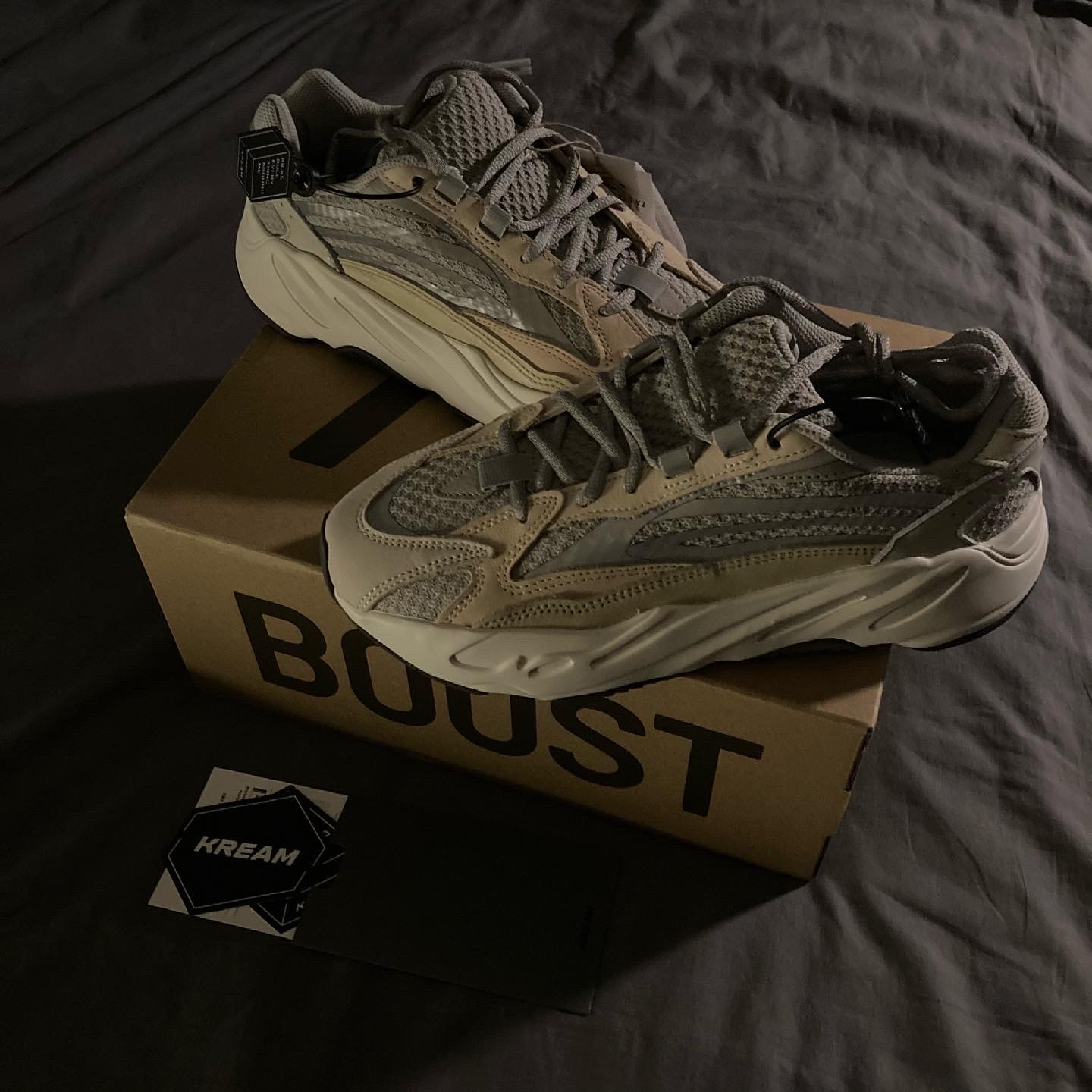 Adidas Yeezy Boost 700 V2 Cream 착용 스타일 - 2