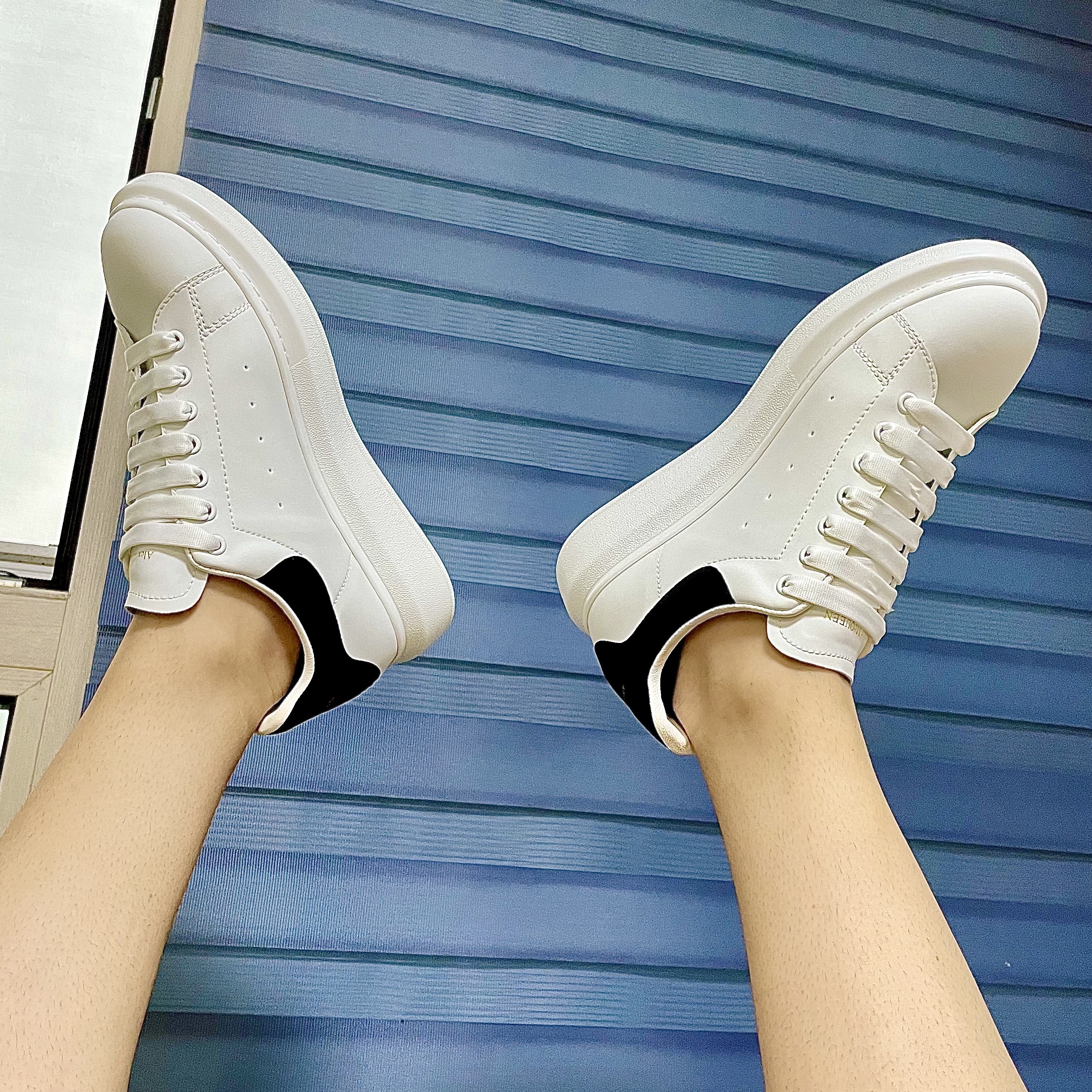 Alexander McQueen Oversized Sneakers White Black 착용 스타일 - 1