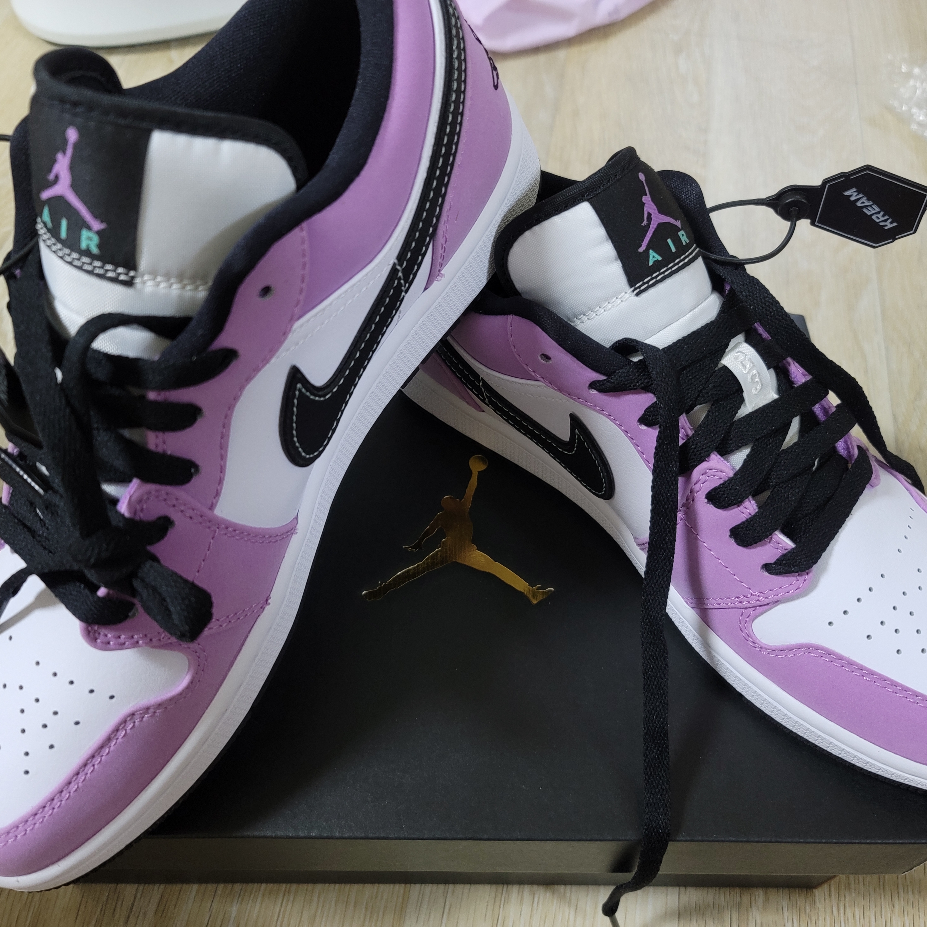 Jordan 1 Low SE Violet Shock 착용 스타일