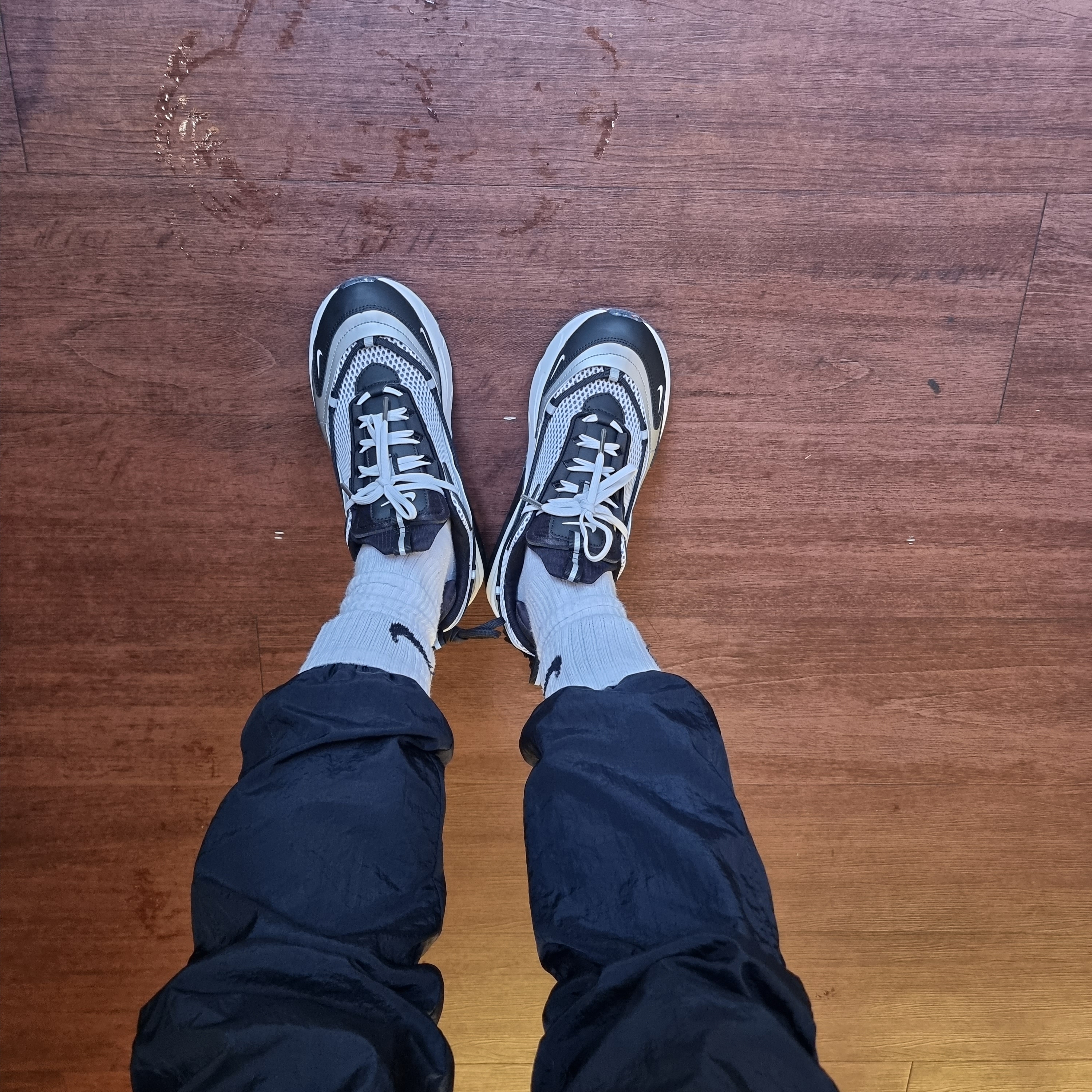(W) Nike Air Max Furyosa Silver and Black 착용 스타일 - 2