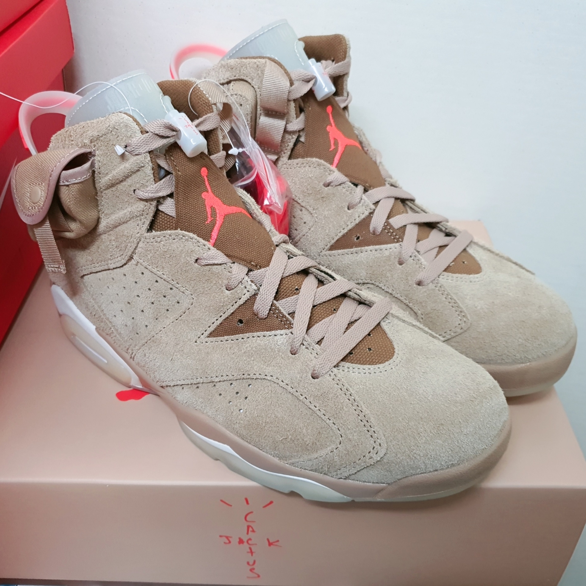 Jordan 6 x Travis Scott Retro SP British Khaki 착용 스타일