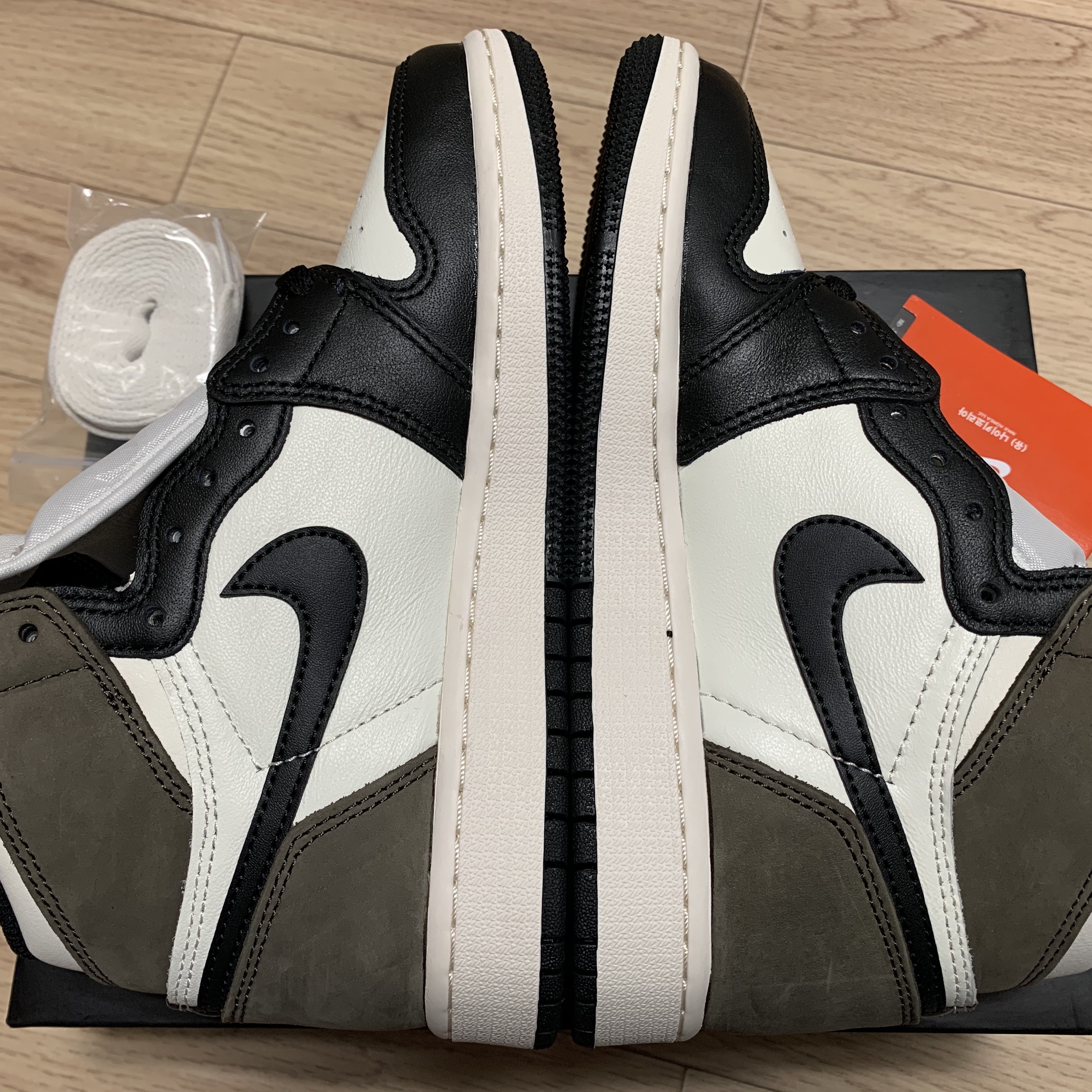 (GS) Jordan 1 Retro High OG Black Mocha 착용 스타일 - 4