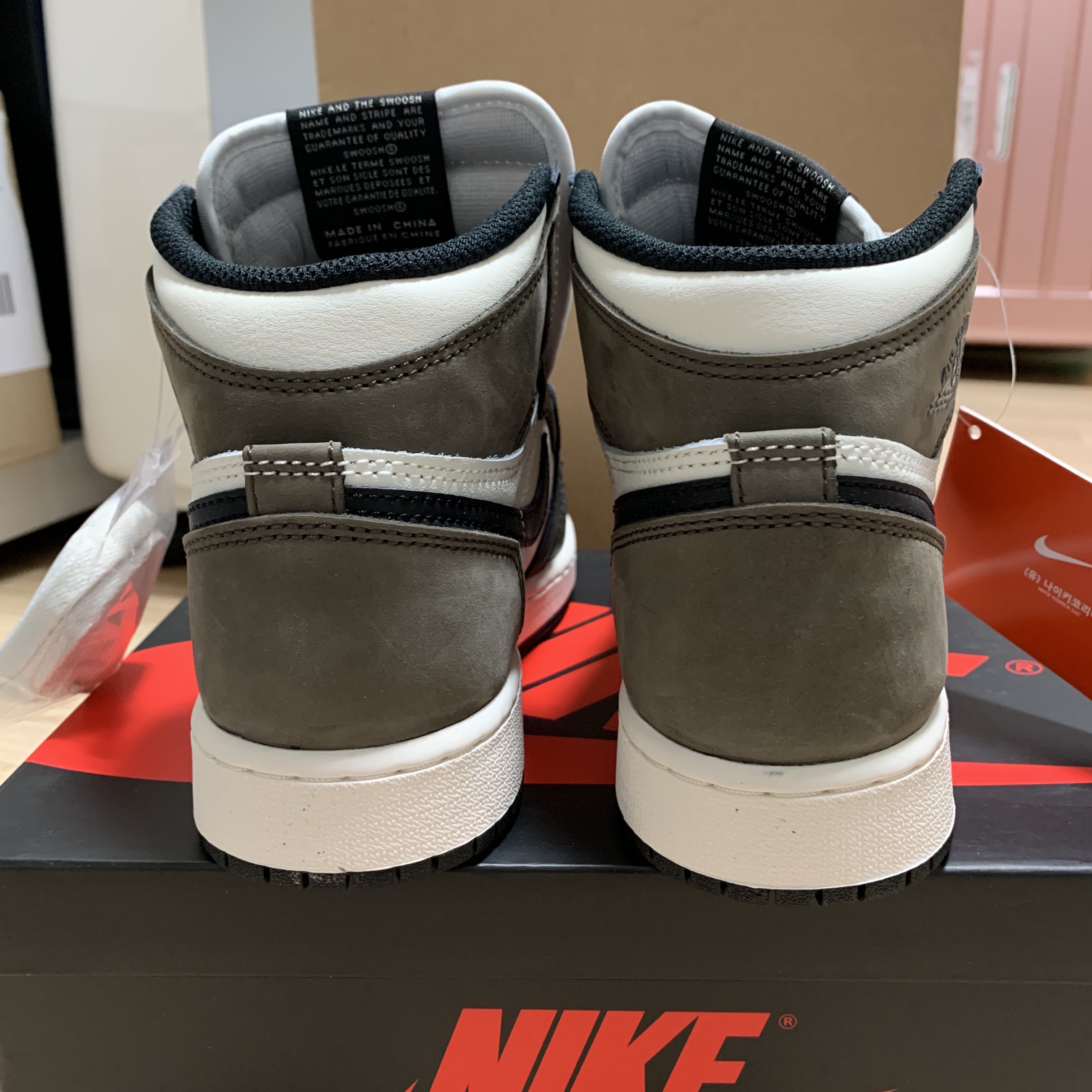(GS) Jordan 1 Retro High OG Black Mocha 착용 스타일 - 3