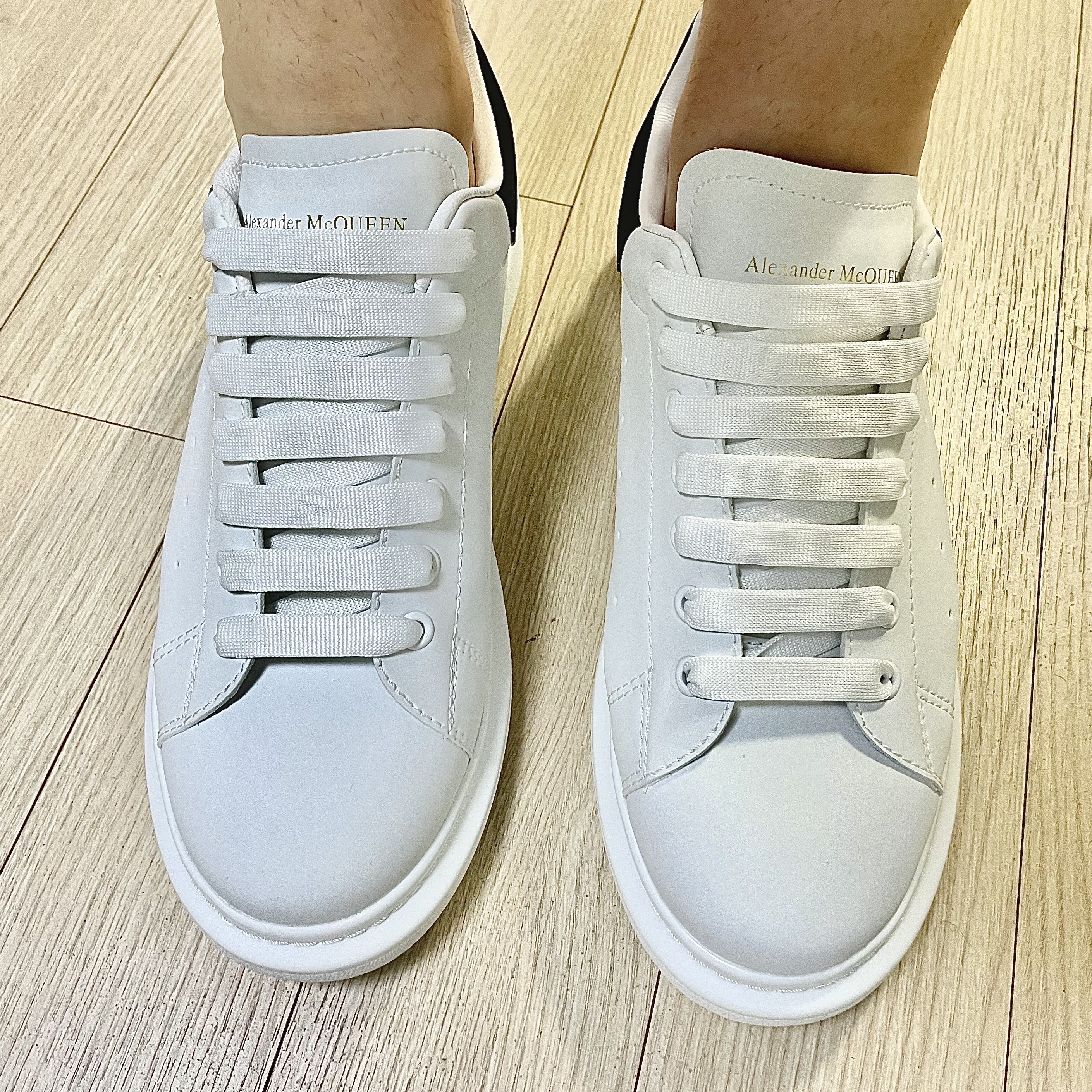 Alexander McQueen Oversized Sneakers White Black 착용 스타일 - 3