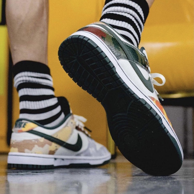 Nike Dunk Low SE Sail Multi Camo 착용 스타일 - 5