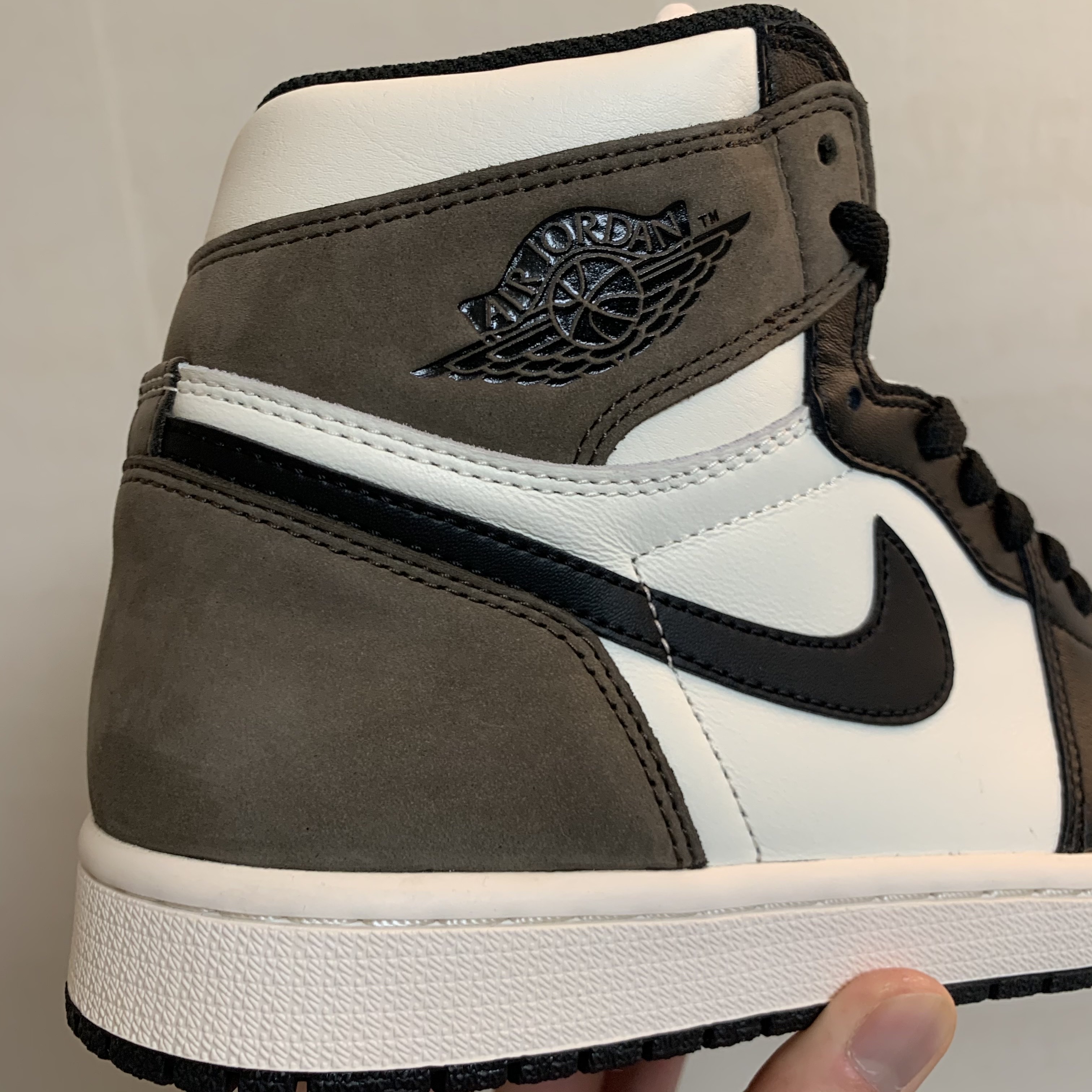 Jordan 1 Retro High OG Black Mocha 착용 스타일 - 3