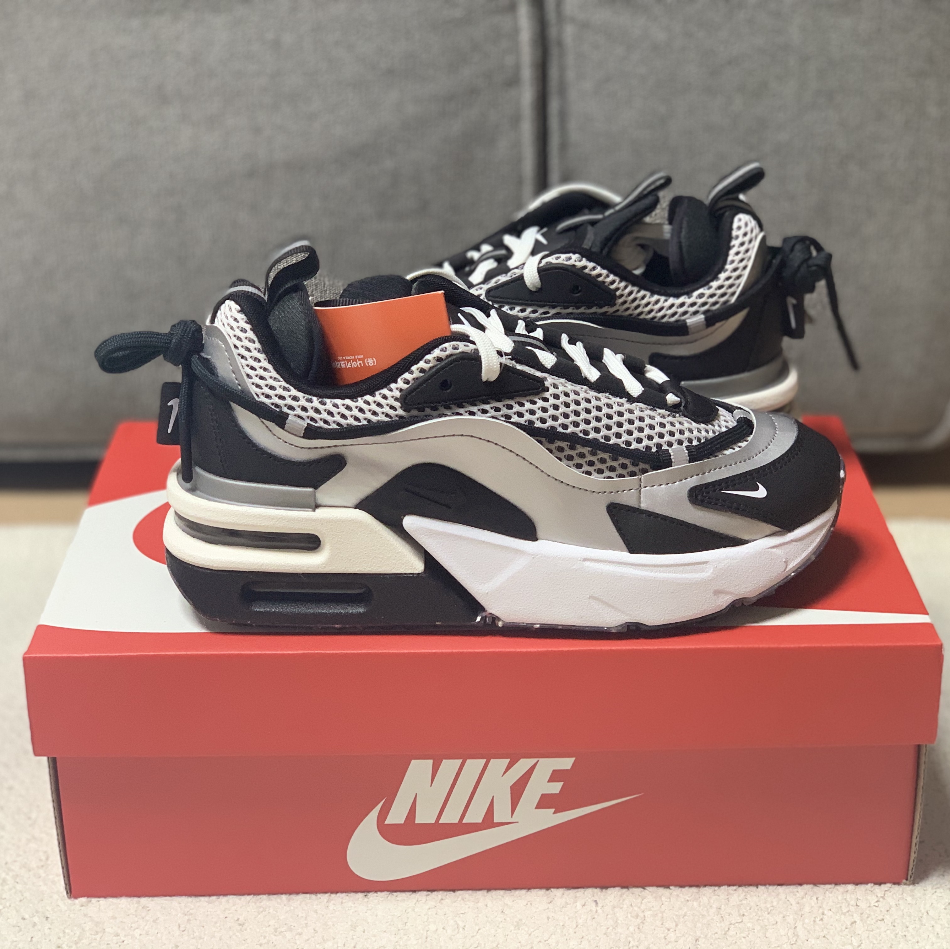 (W) Nike Air Max Furyosa Silver and Black 착용 스타일 - 1