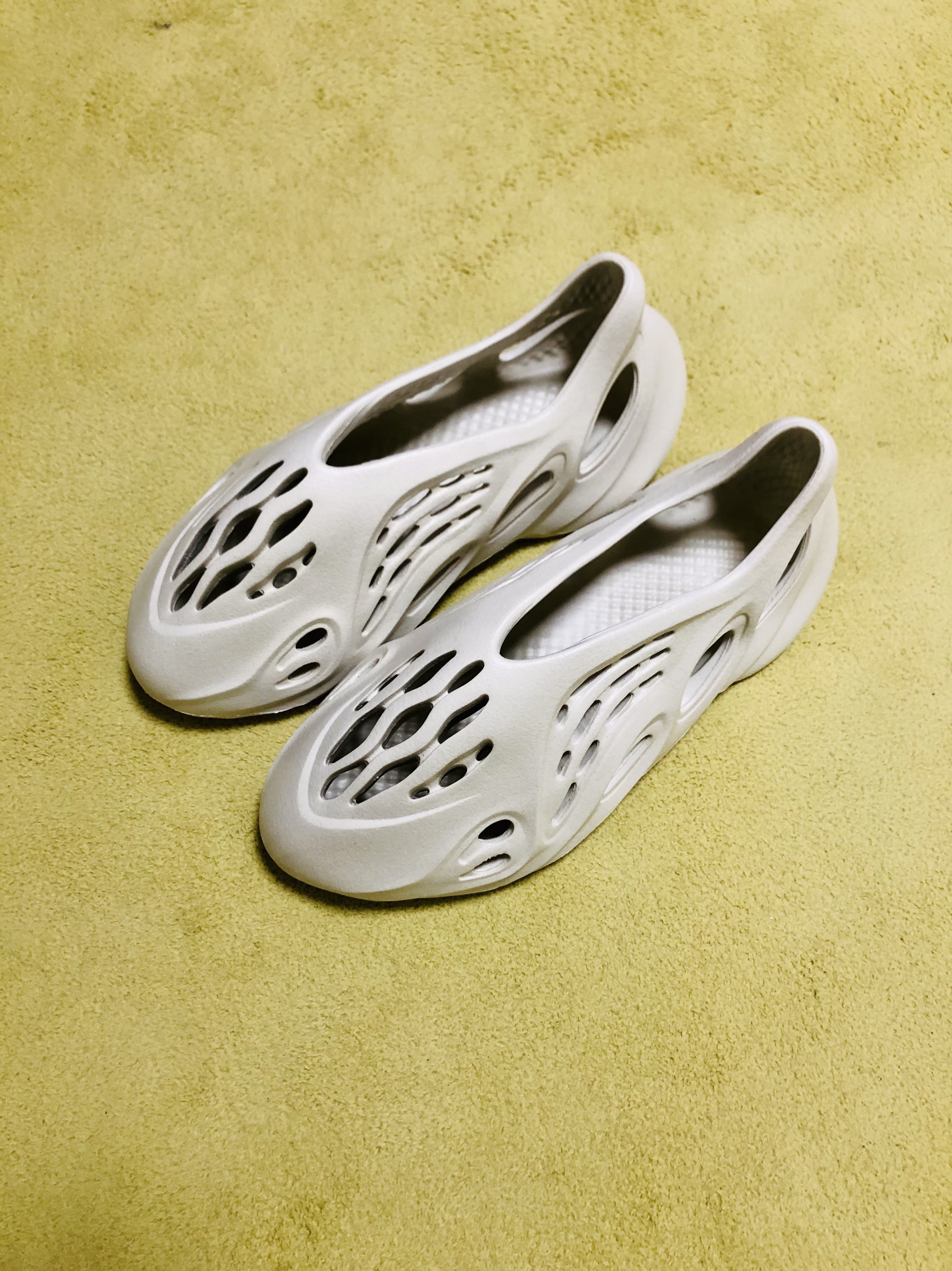 Adidas Yeezy Foam RNNR Sand 착용 스타일 - 4