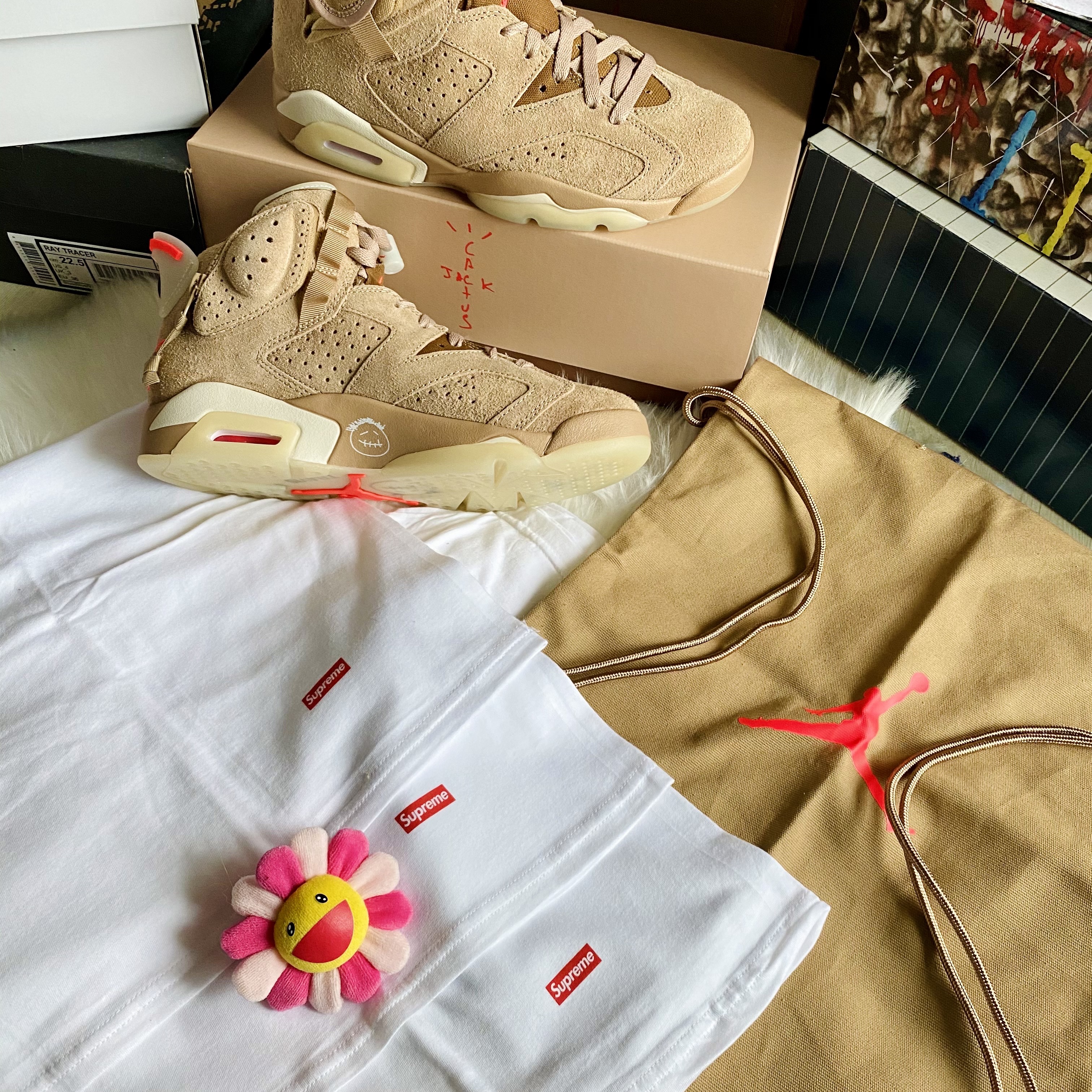 Supreme Hanes Tagless T-Shirt White (3 Pack), Jordan 6 x Travis Scott Retro SP British Khaki 착용 스타일