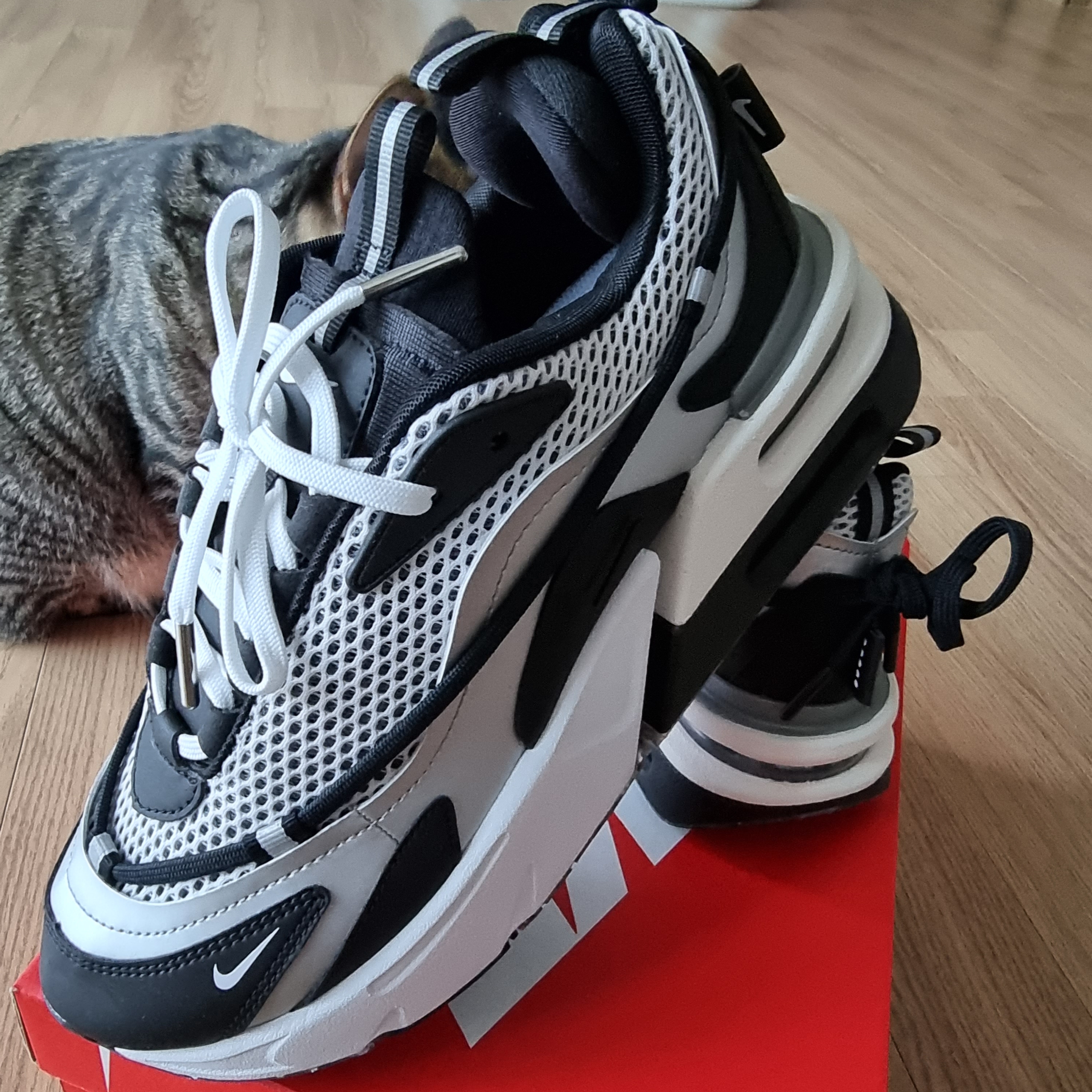 (W) Nike Air Max Furyosa Silver and Black 착용 스타일 - 2