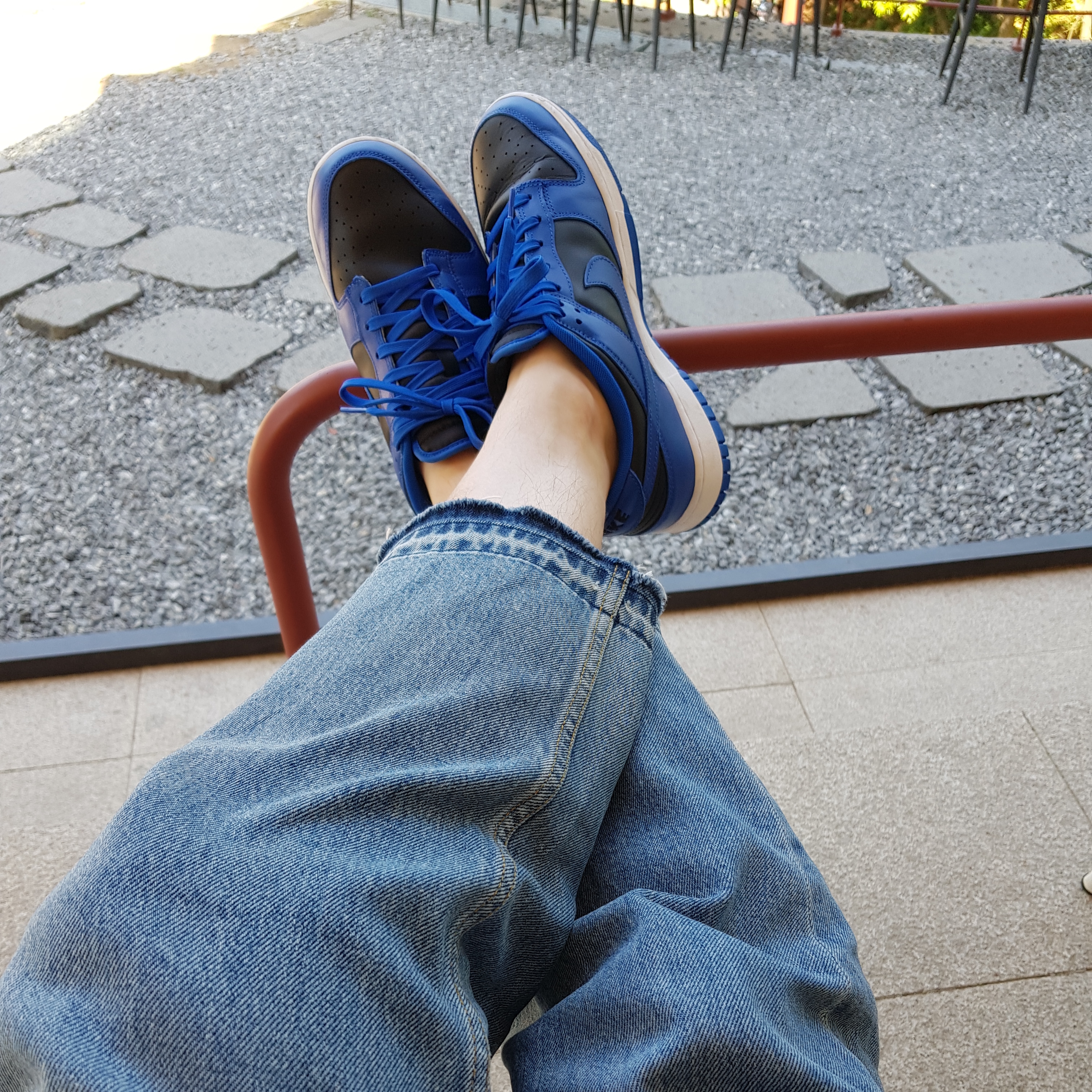Nike Dunk Low Retro Hyper Cobalt, Nike x Stranger Things NRG T-Shirt College Navy 착용 스타일 - 2