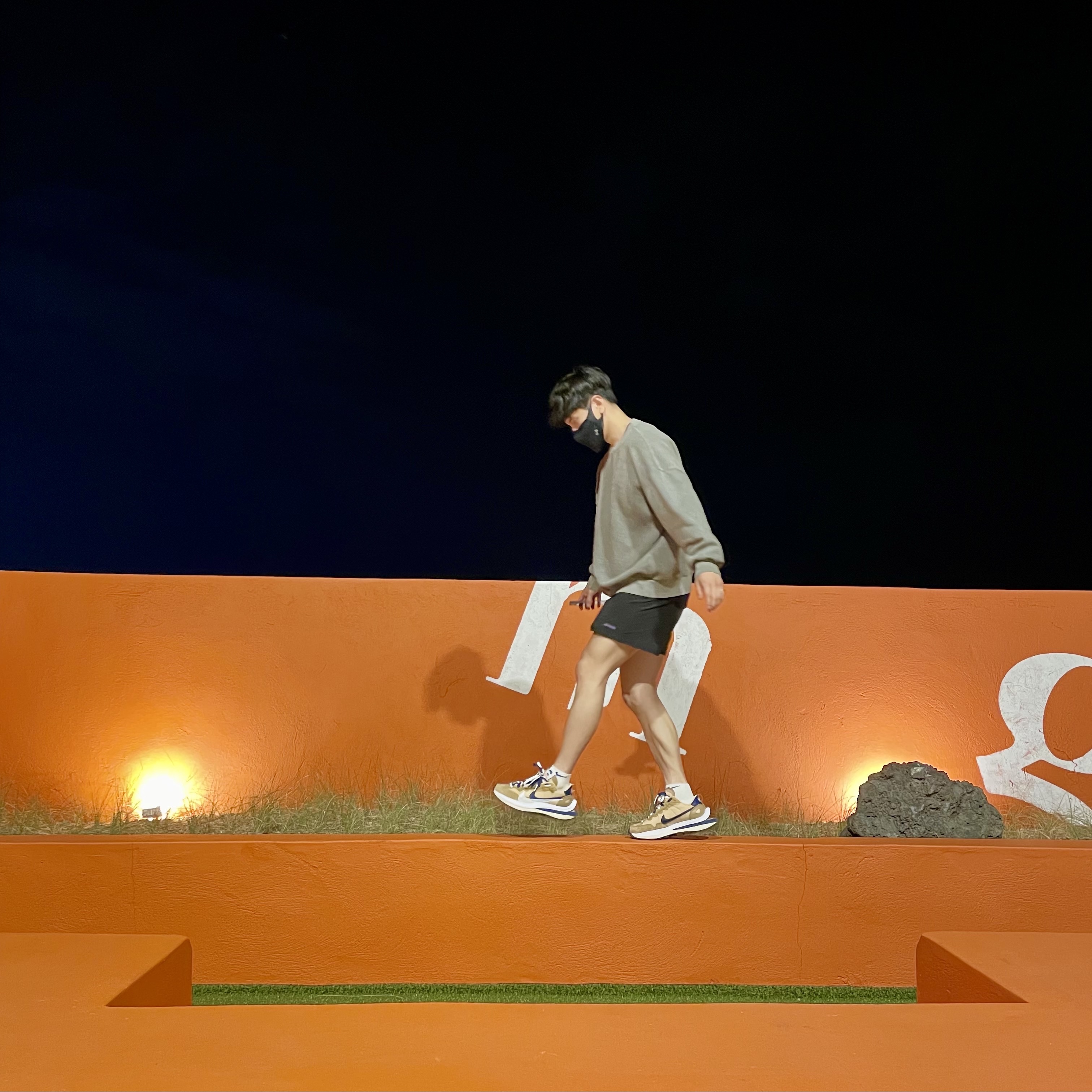 Nike x Sacai VaporWaffle Sesame and Blue Void 착용 스타일