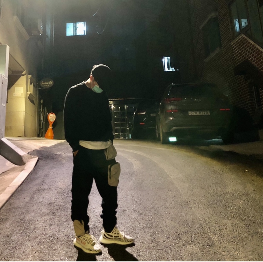 Adidas Yeezy Boost 350 V2 Zebra 2017/2019/2020, Nike x Travis Scott NRG AG Utility Sweatpants Black 착용 스타일