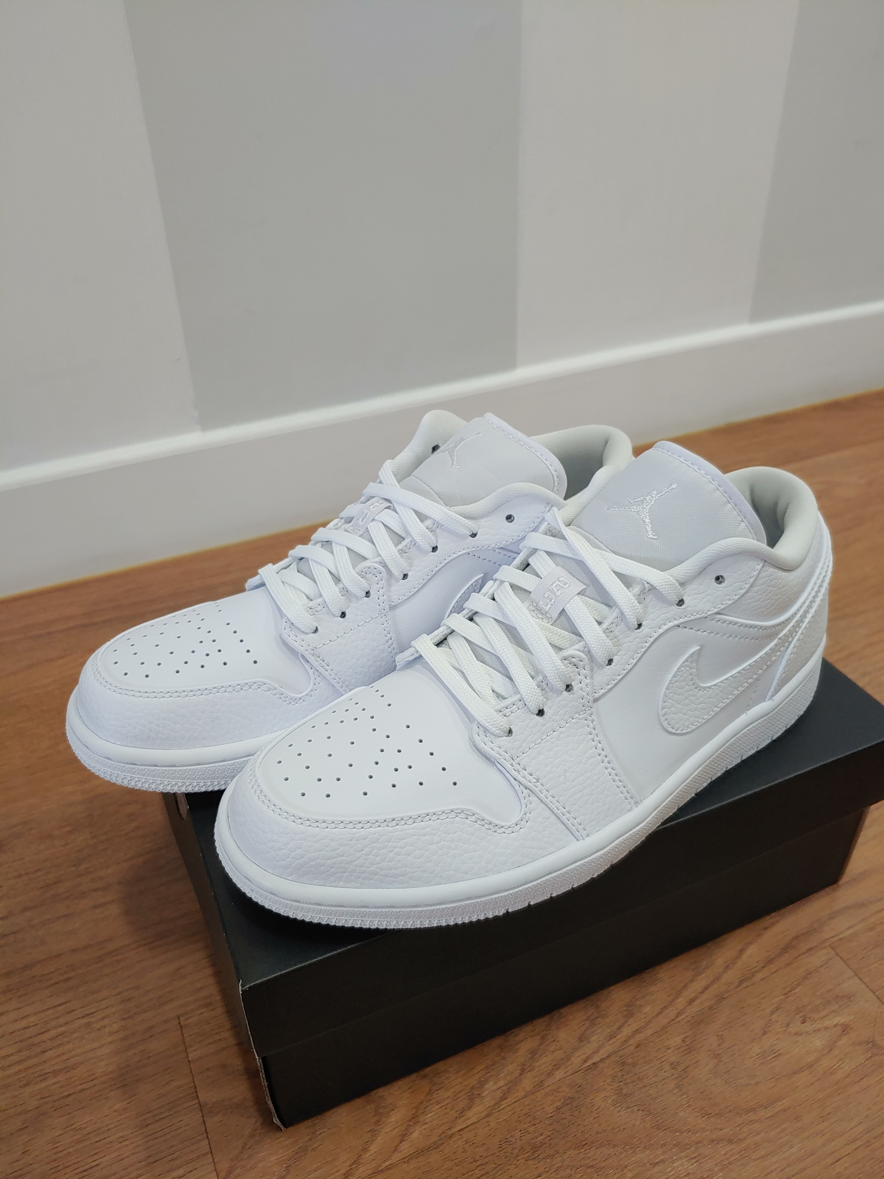 Jordan 1 Low Triple White Tumbled Leather 2020 착용 스타일 - 1