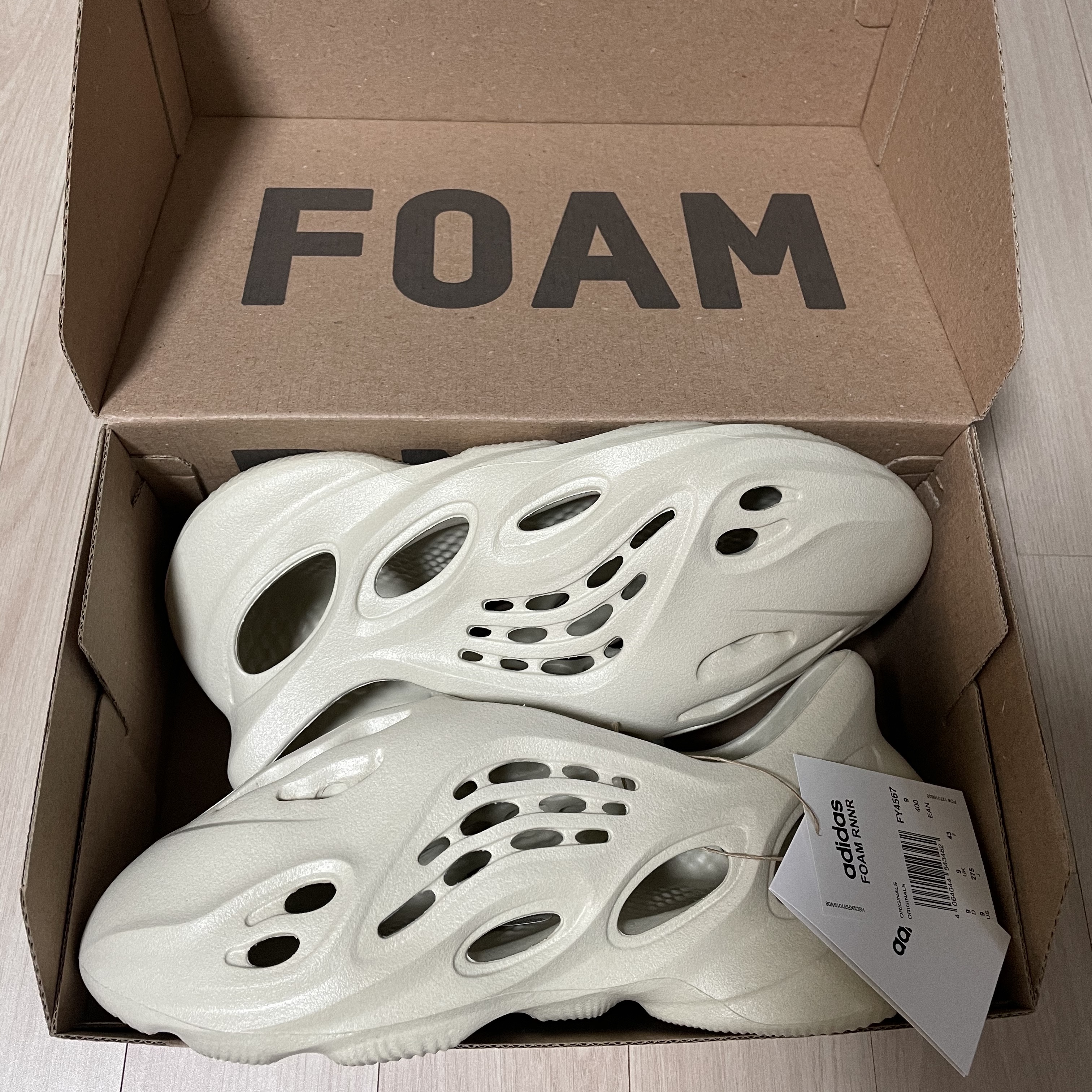 Adidas Yeezy Foam RNNR Sand 착용 스타일