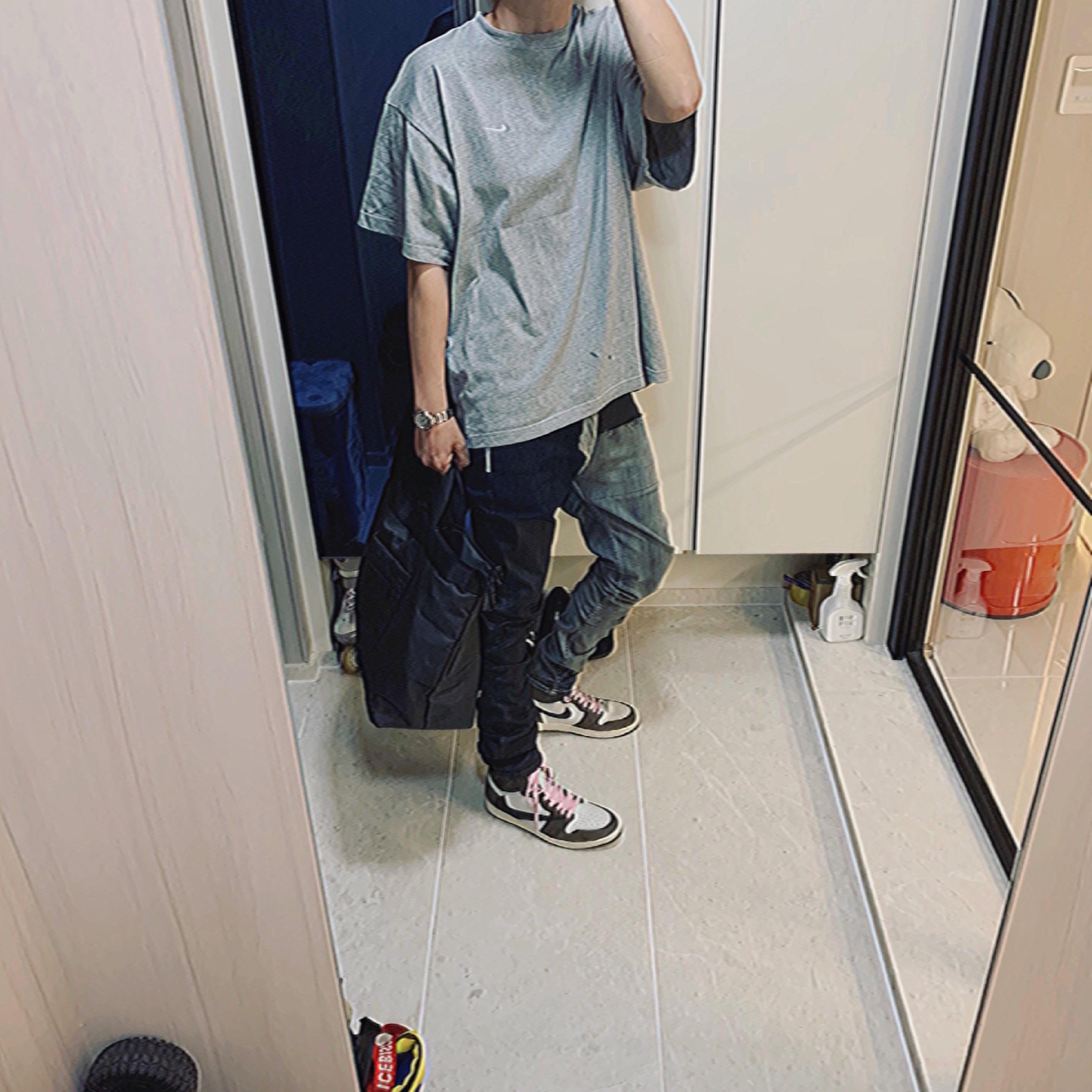 Jordan 1 x Travis Scott Retro High OG SP Mocha, Nike NRG Solo Swoosh T-Shirt Dark Grey Heather - US/EU 착용 스타일 - 1