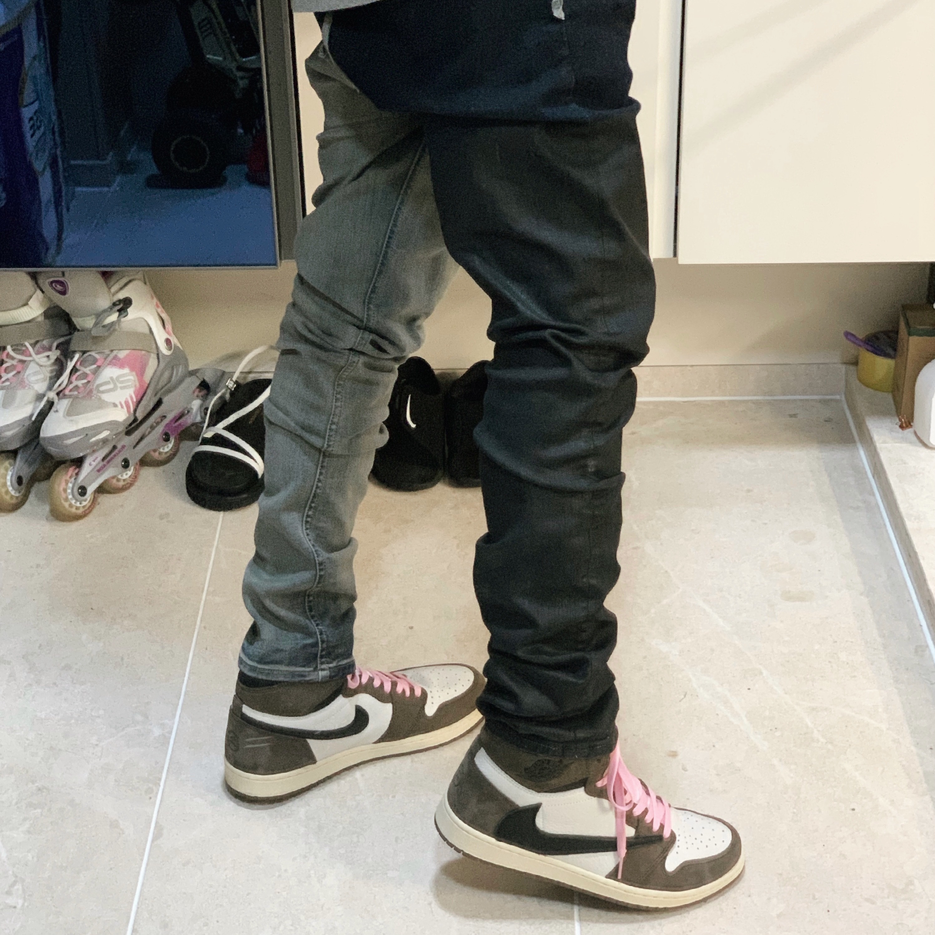 Jordan 1 x Travis Scott Retro High OG SP Mocha, Nike NRG Solo Swoosh T-Shirt Dark Grey Heather - US/EU 착용 스타일 - 2