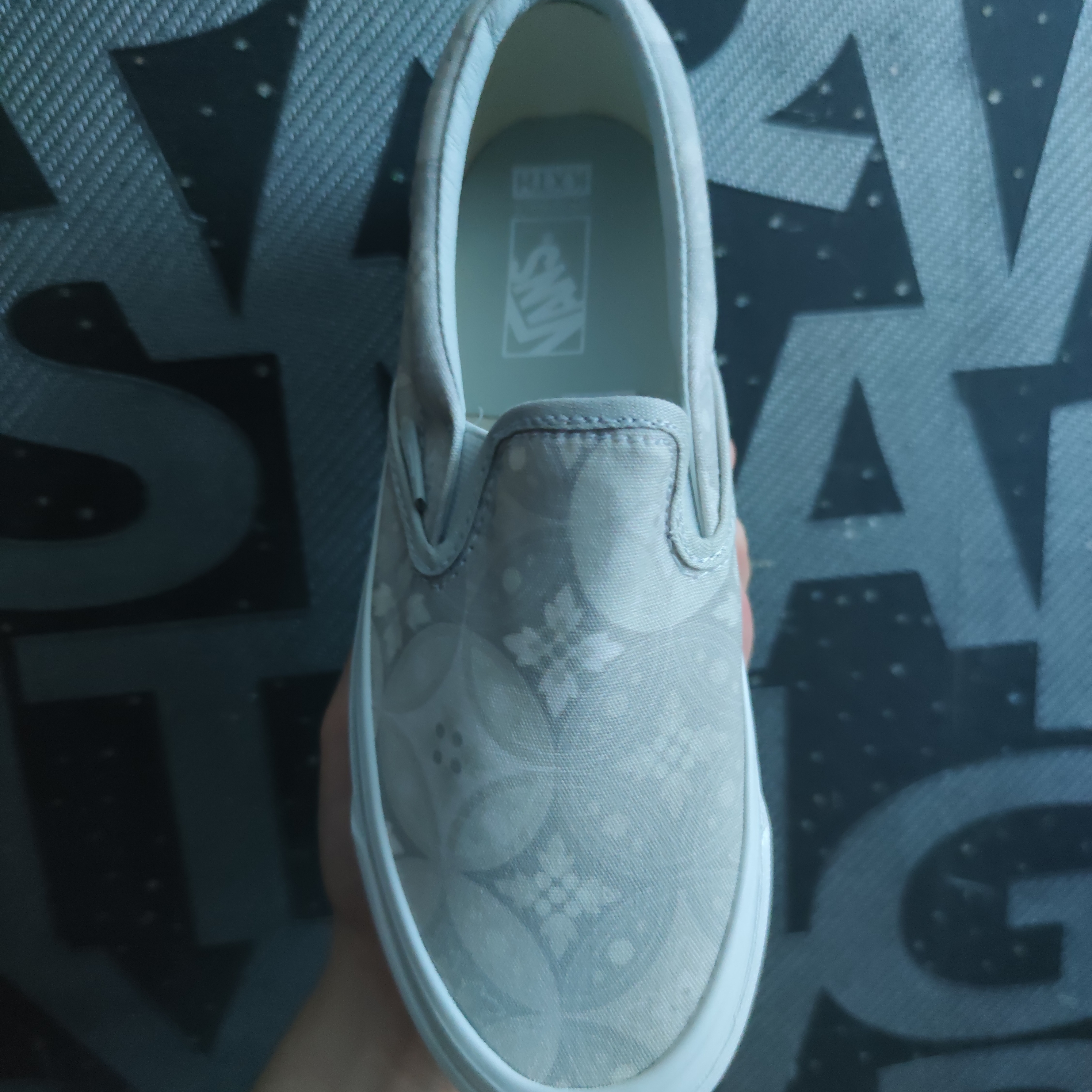 Vans Vault x Kith 10th Anniversary OG Classic Slip-On LX Gray Tile 착용 스타일 - 3