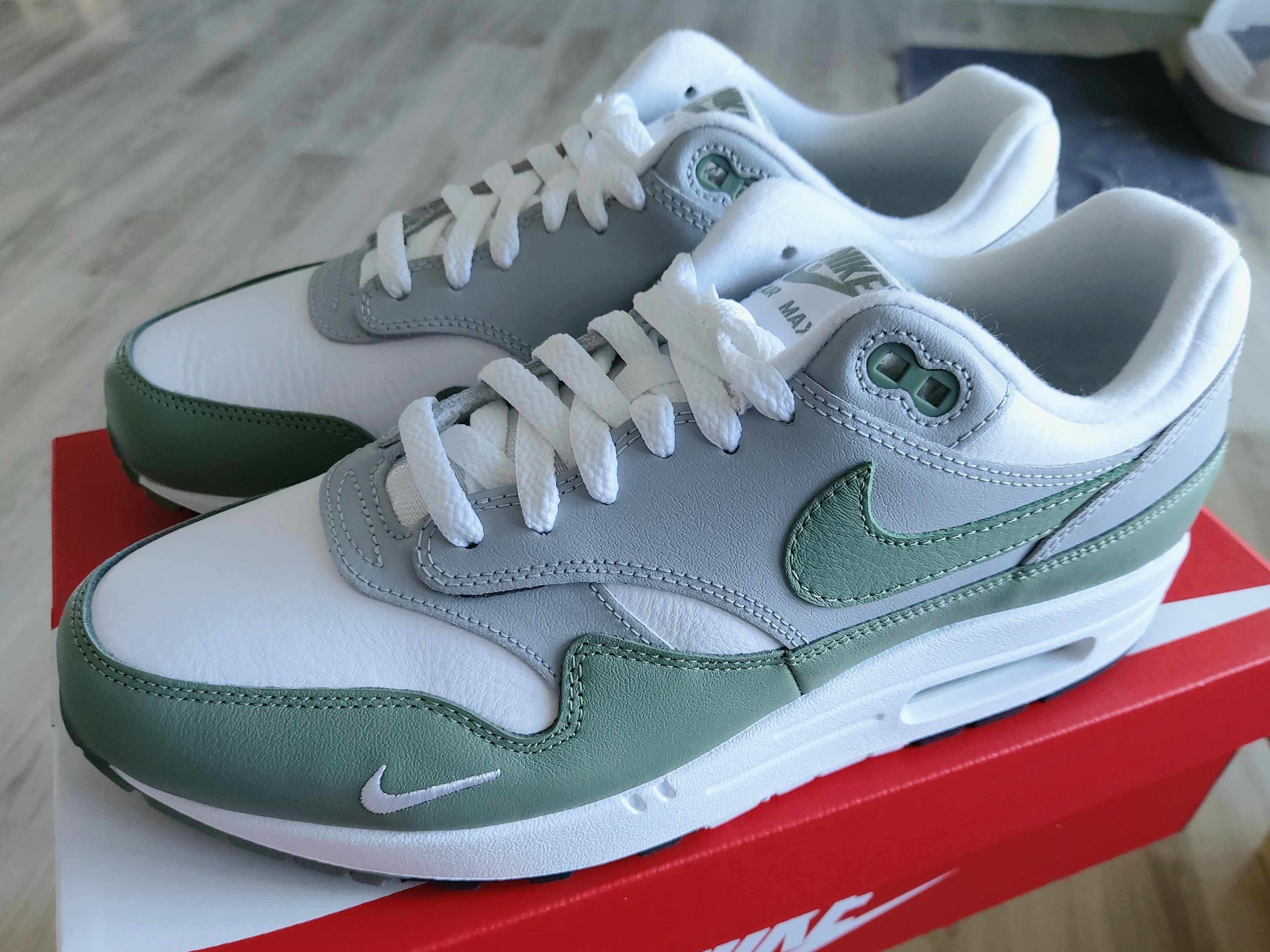 Nike Air Max 1 Premium Spiral Sage 착용 스타일 - 1
