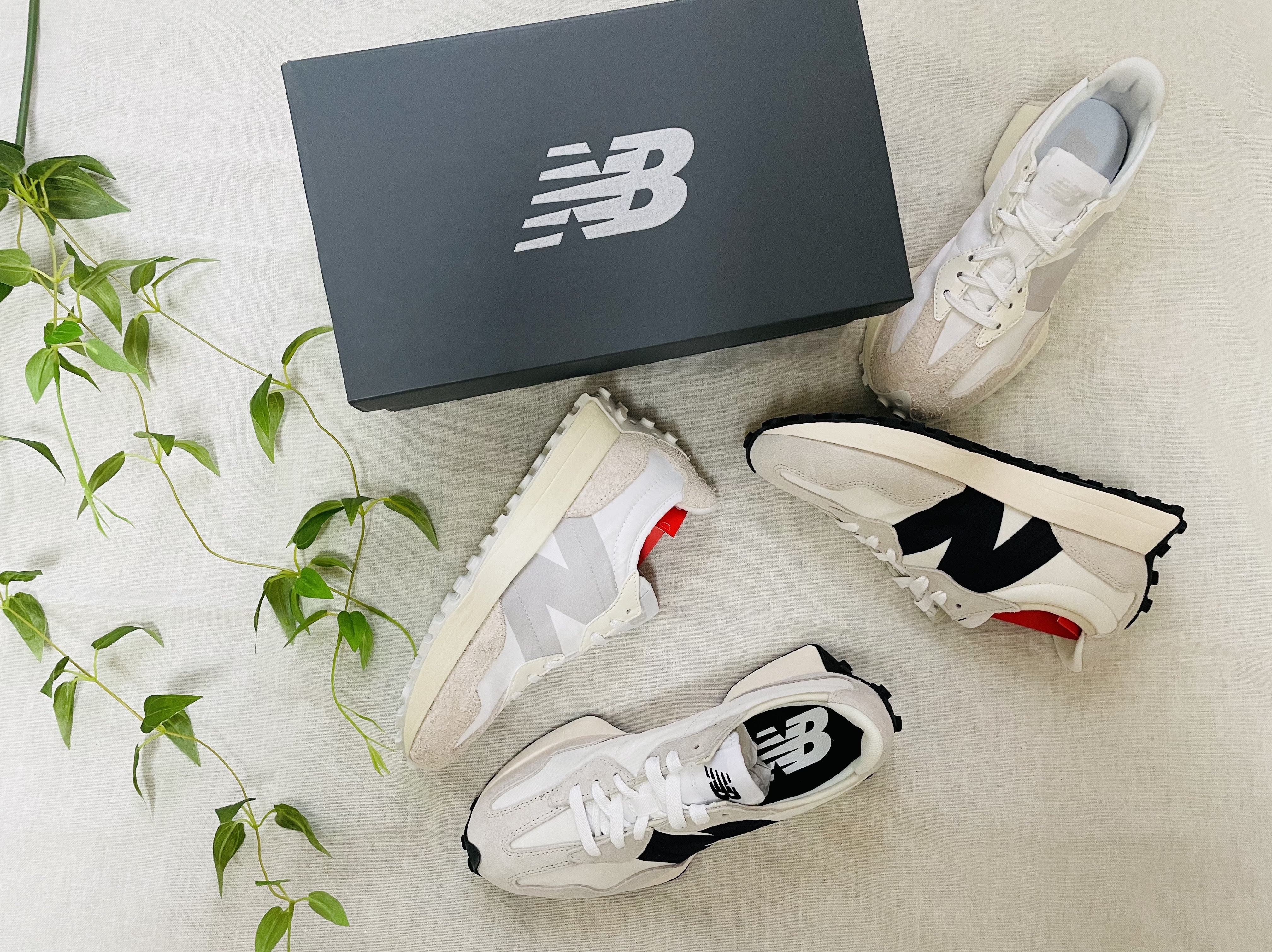 (W) New Balance 327 White Moonbeam, New Balance 327 White Black 착용 스타일 - 2