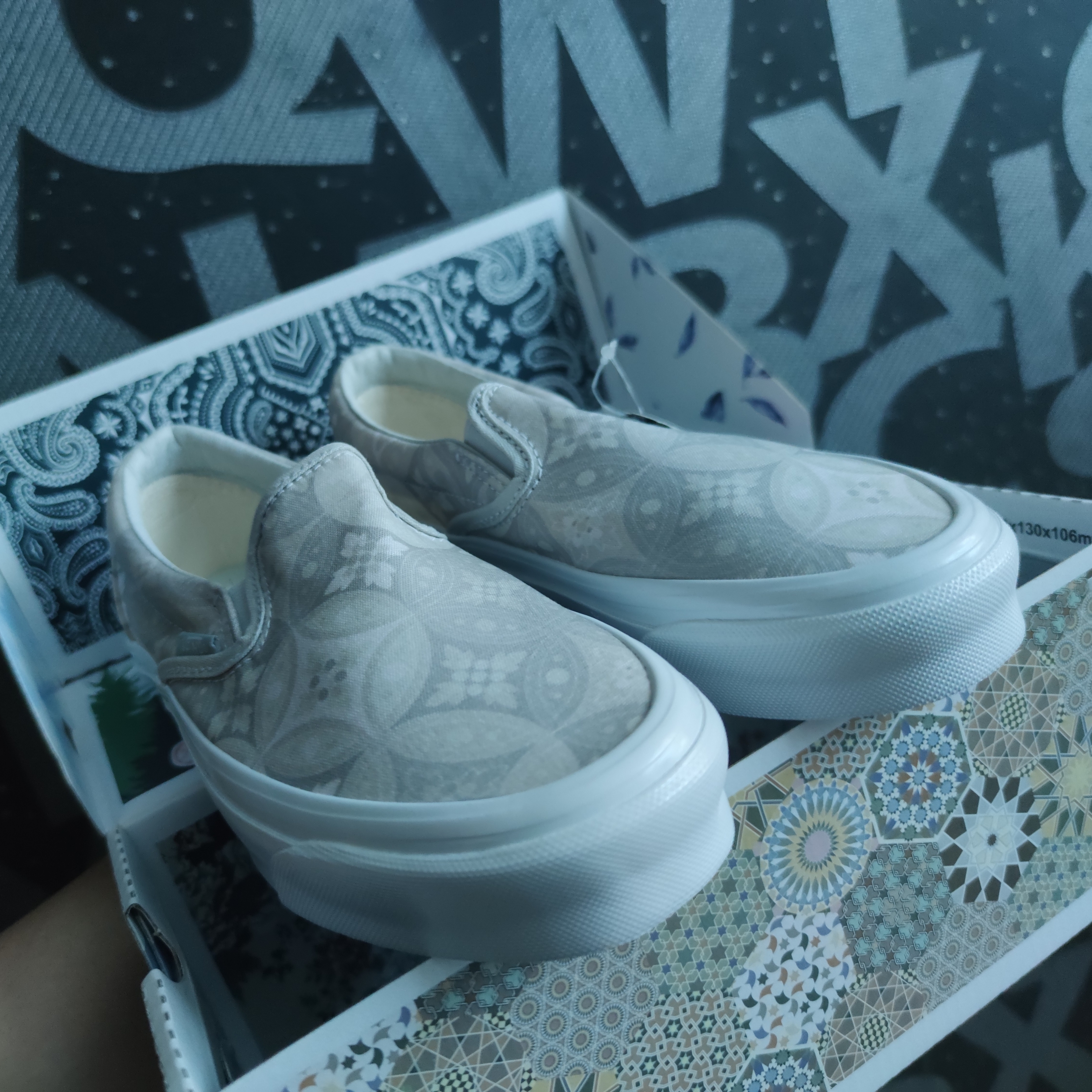 Vans Vault x Kith 10th Anniversary OG Classic Slip-On LX Gray Tile 착용 스타일 - 1