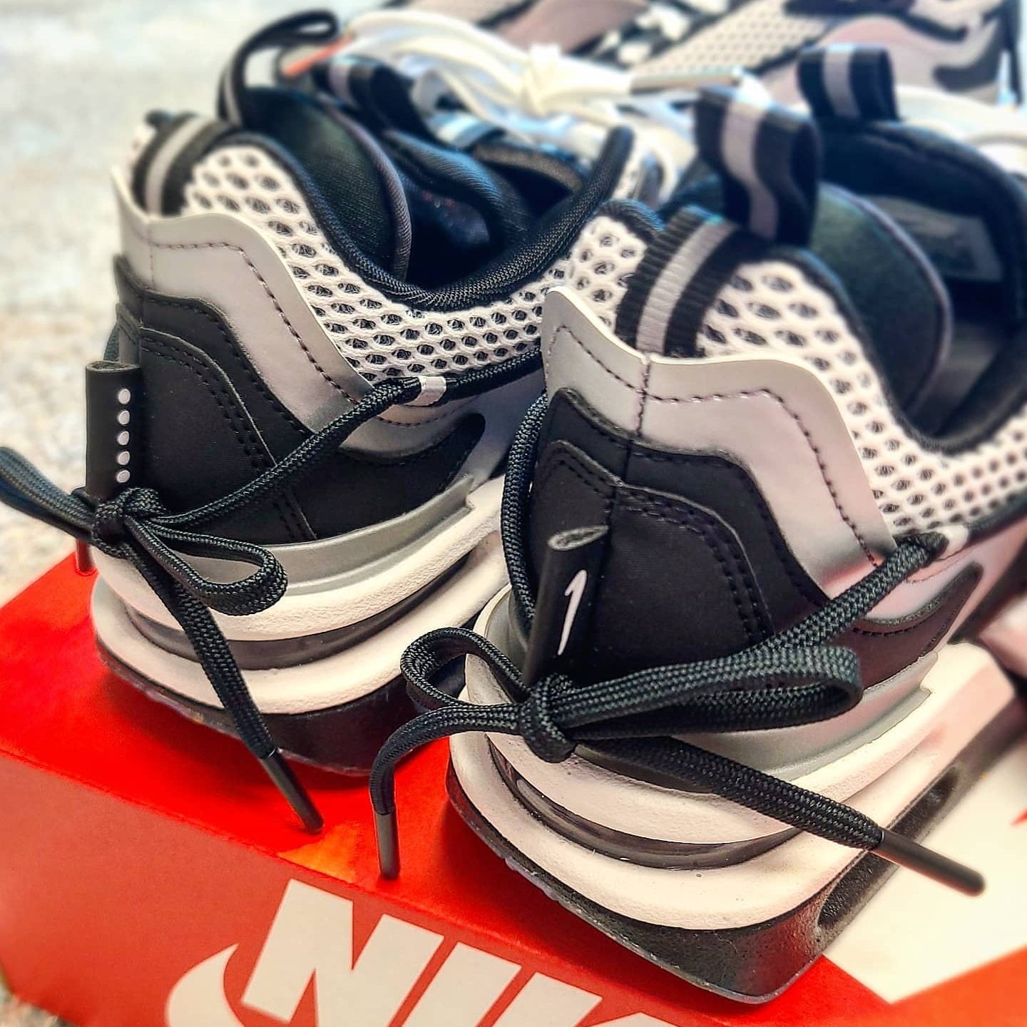 (W) Nike Air Max Furyosa Silver and Black 착용 스타일 - 2