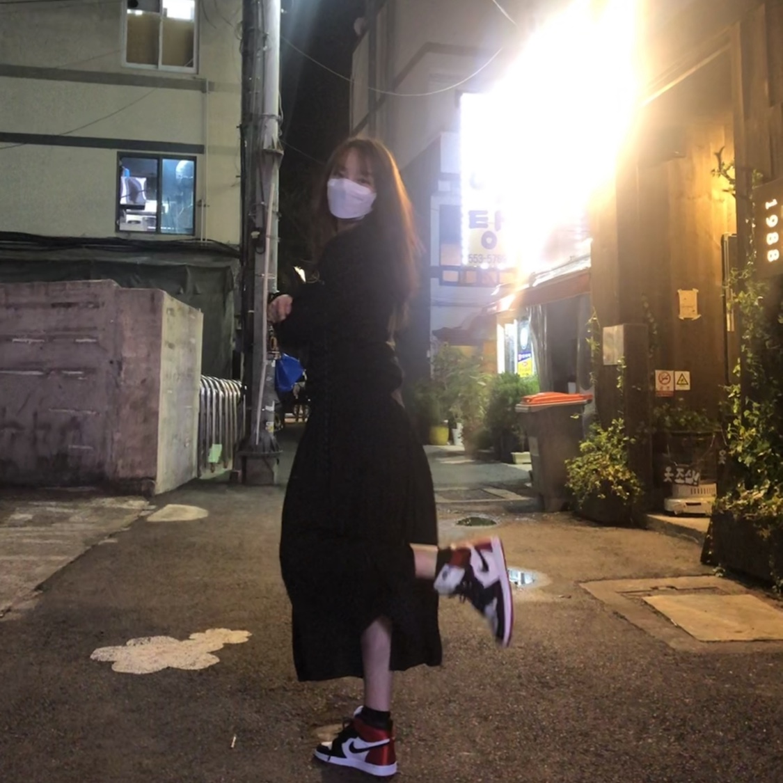 (W) Jordan 1 Retro High Satin Black Toe, Nike x Stussy NRG BR Fleece Pants Grey 착용 스타일 - 1