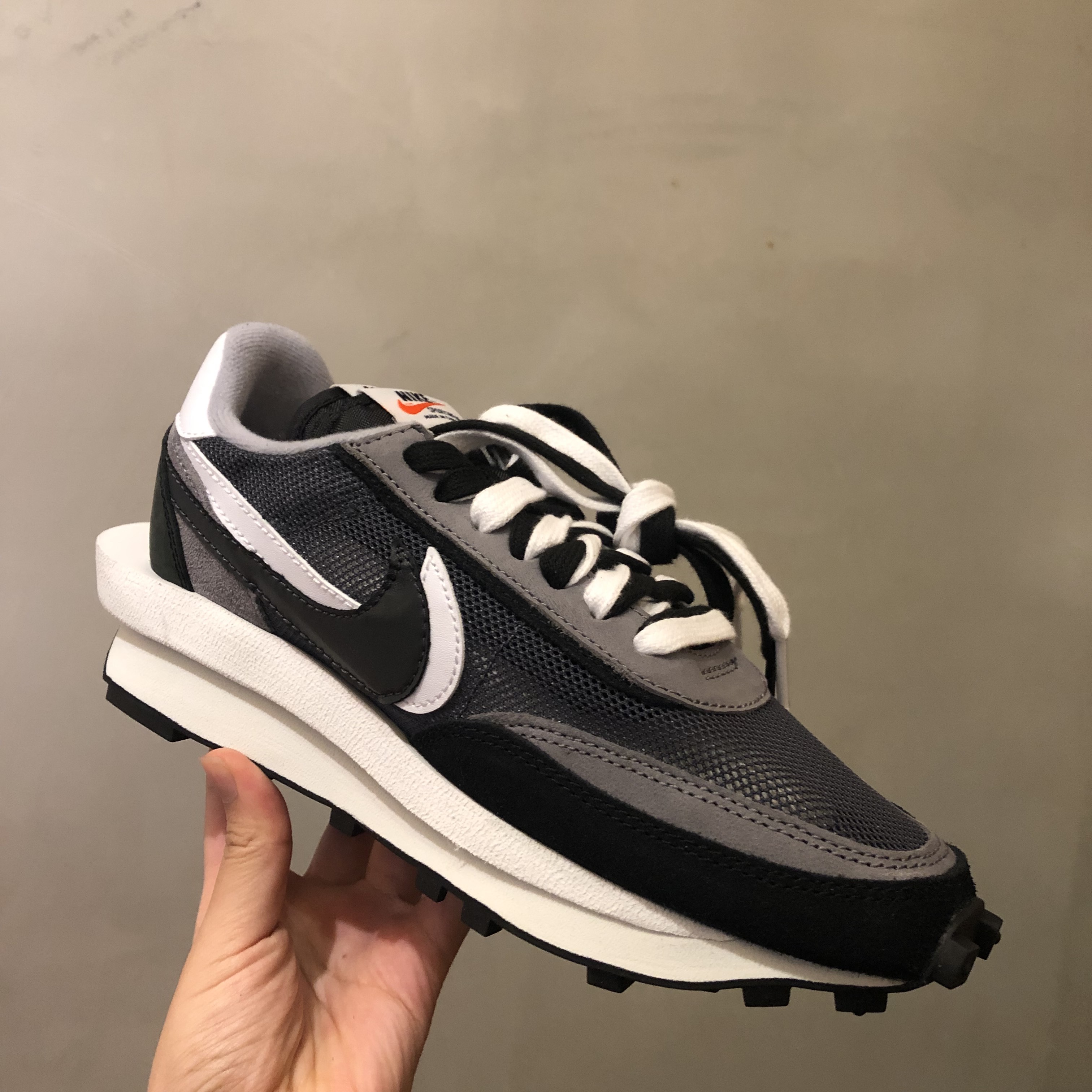 Nike x Sacai LDWaffle Black 착용 스타일 - 4