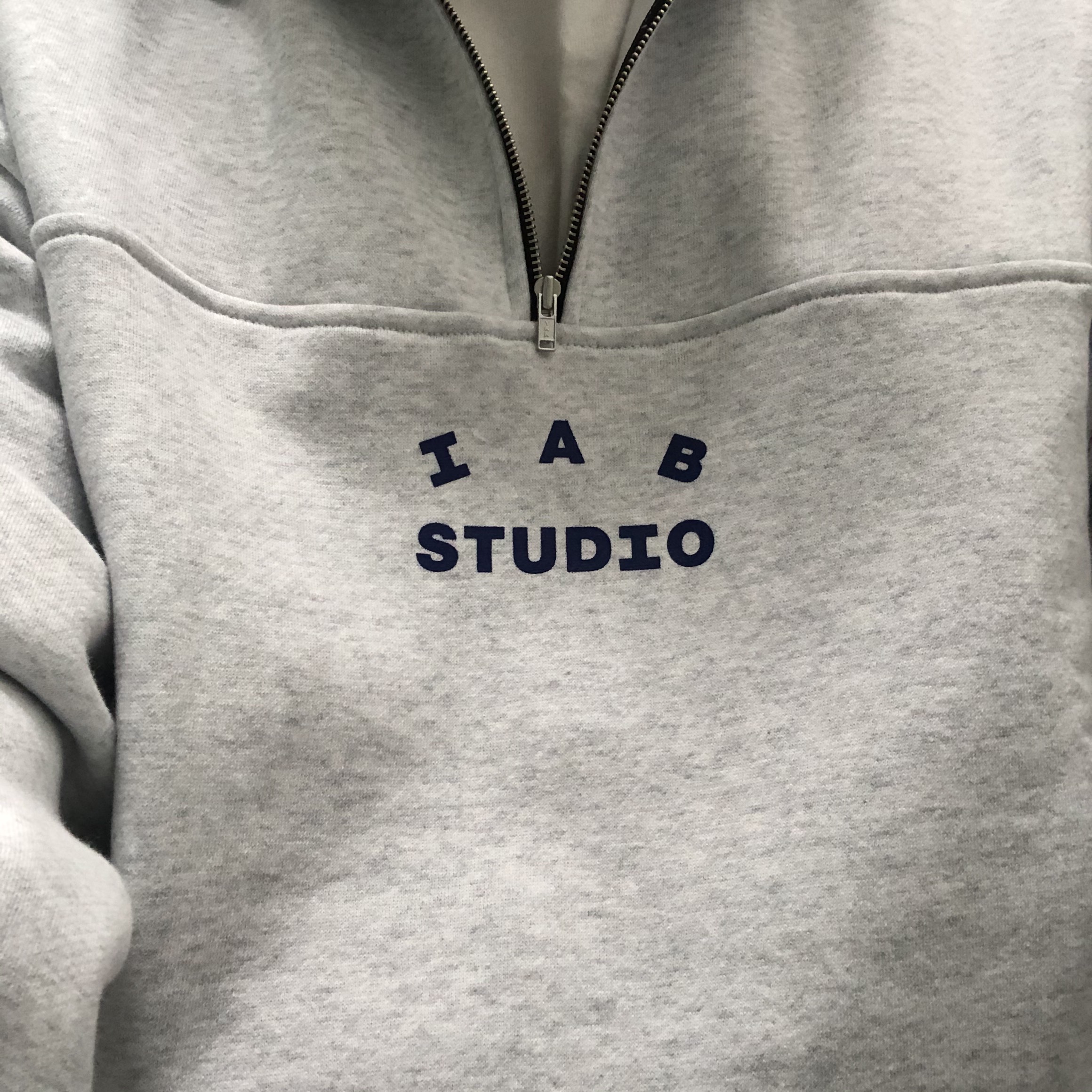 IAB Studio Half Zip Pullover Light Gray 착용 스타일 - 2