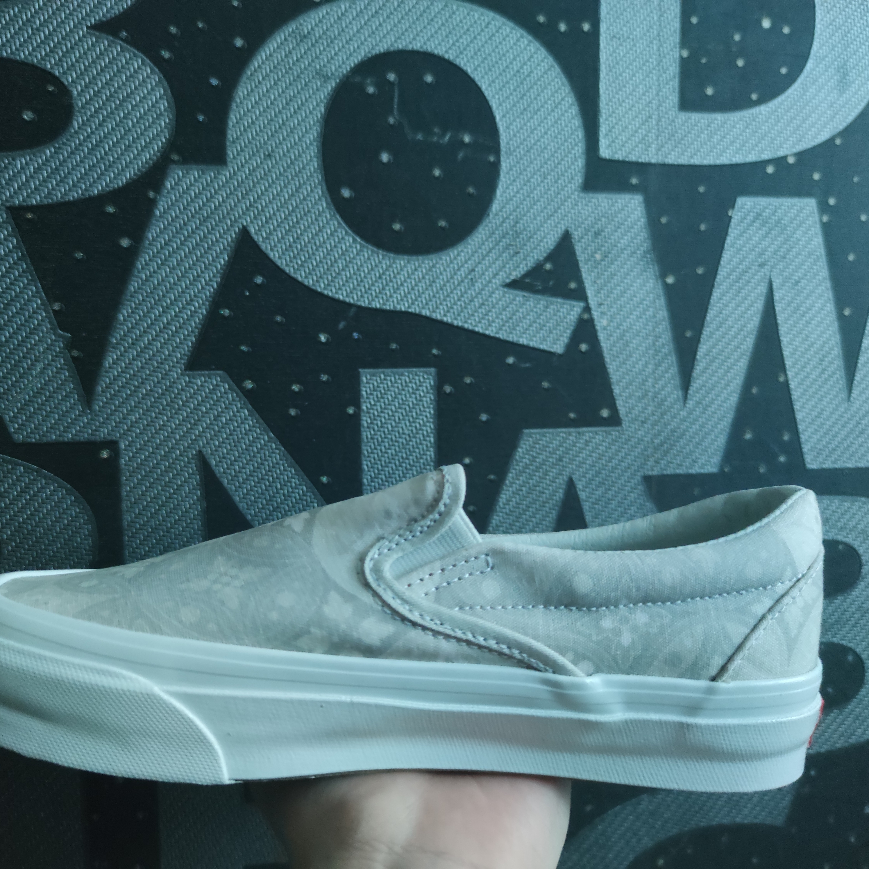 Vans Vault x Kith 10th Anniversary OG Classic Slip-On LX Gray Tile 착용 스타일 - 4