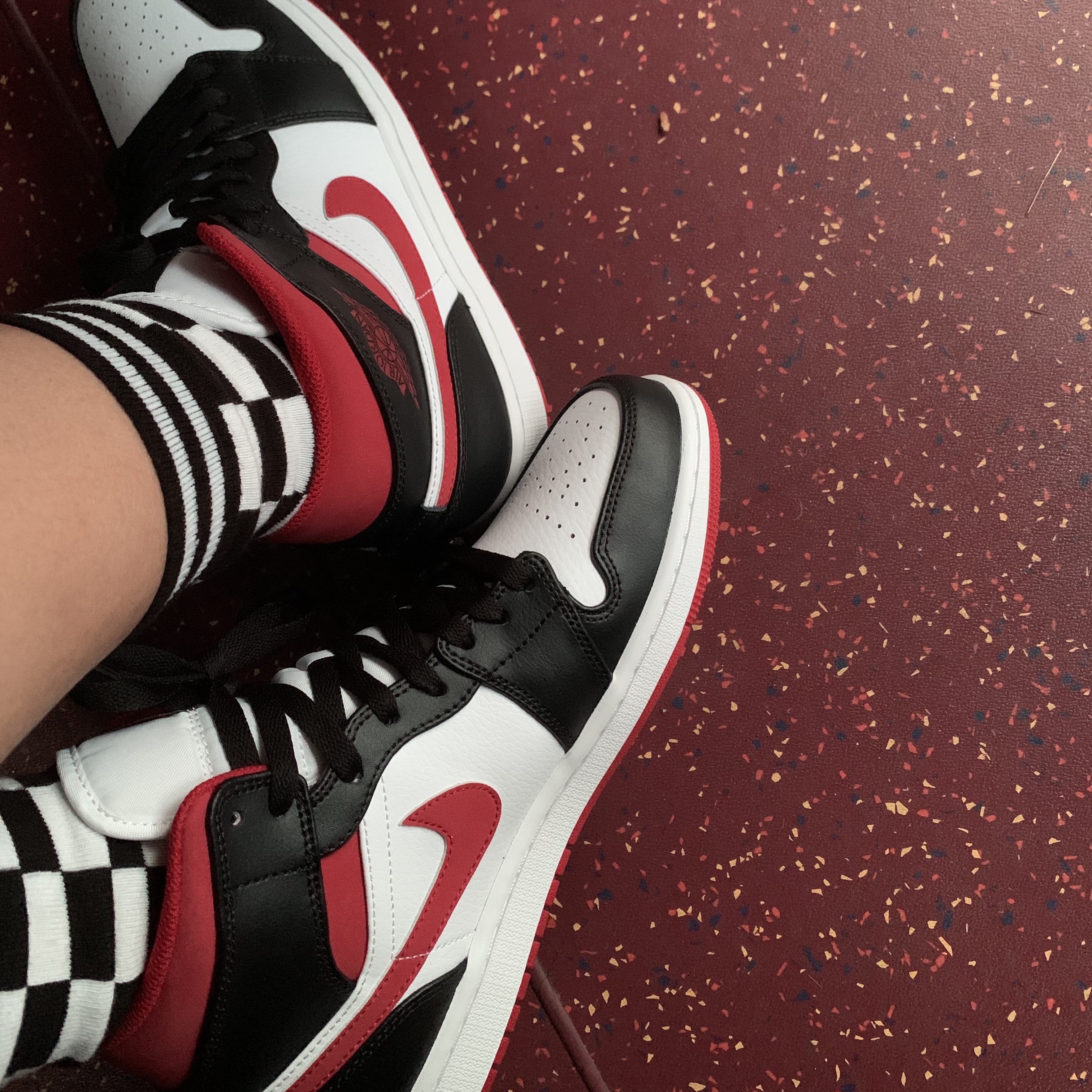 Jordan 1 Mid Gym Red Black White 착용 스타일 - 1