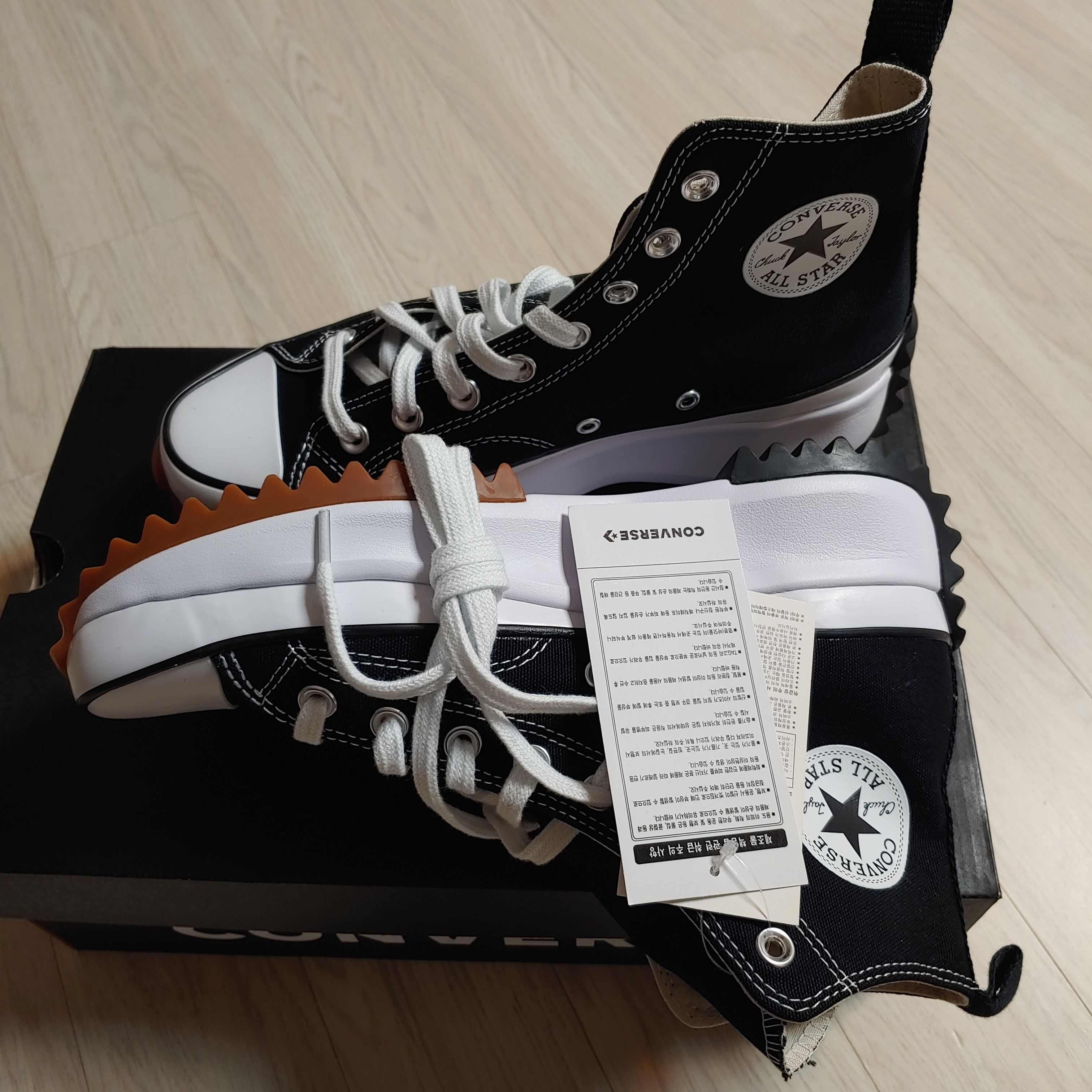 Converse Run Star Hike Hi Black White Gum 착용 스타일 - 3