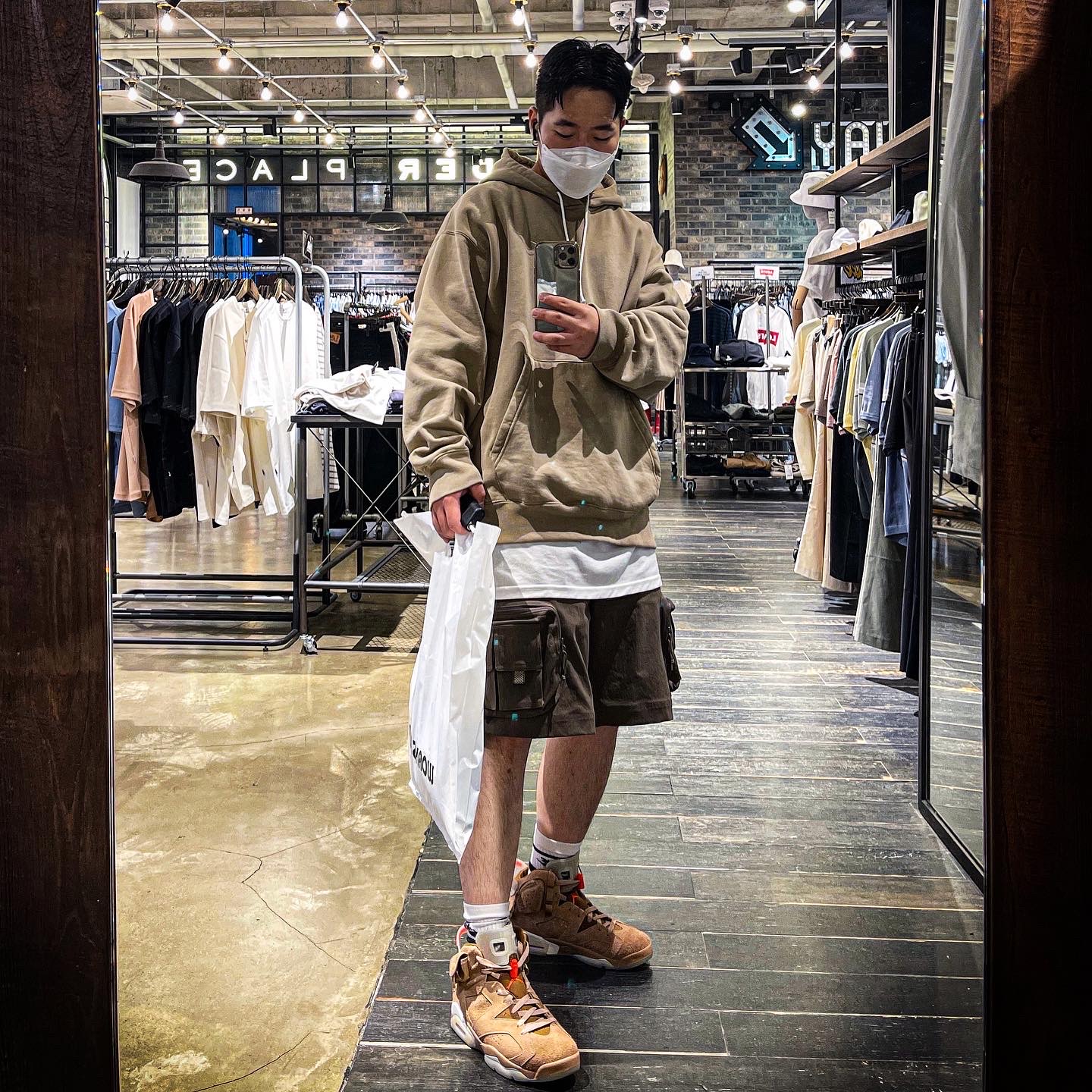 Jordan 6 x Travis Scott Retro SP British Khaki, Nike NRG Solo Swoosh Fleece Hoodie Khaki - US/EU 착용 스타일