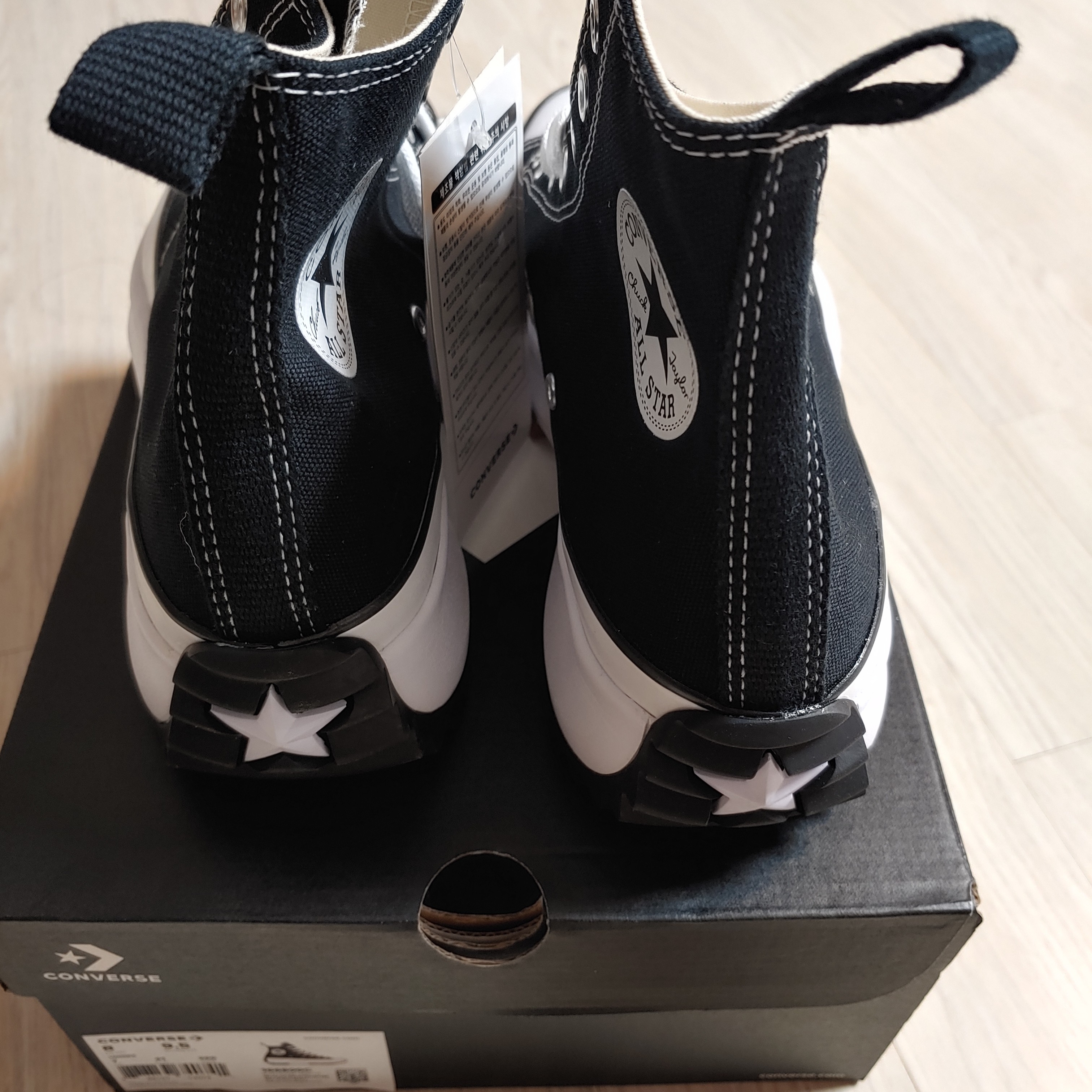 Converse Run Star Hike Hi Black White Gum 착용 스타일 - 4