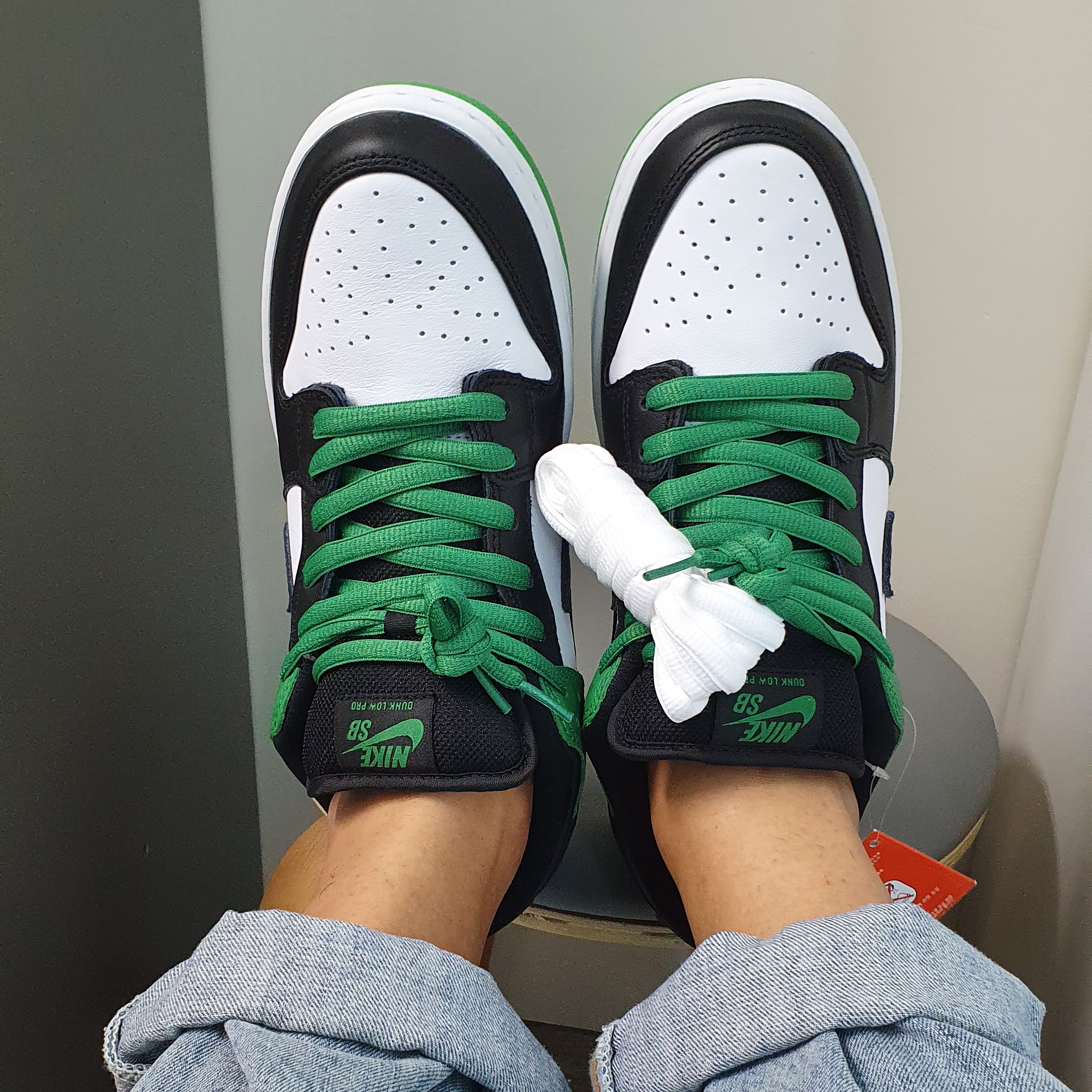 Nike SB Dunk Low Pro Black and Classic Green 착용 스타일